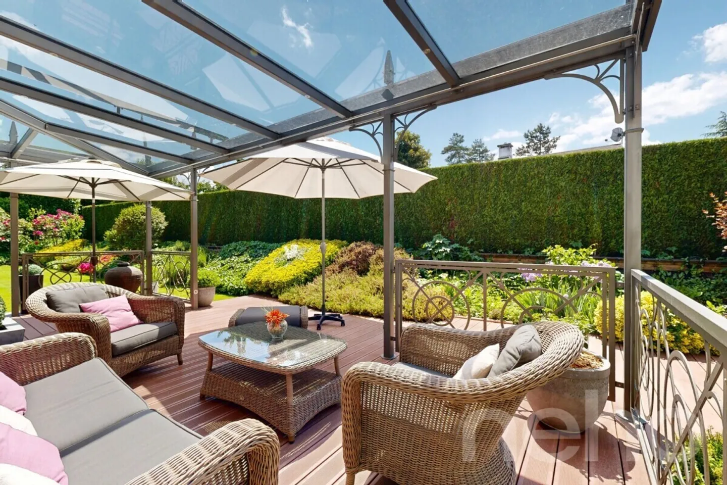 Casa familiare con giardino, garage e pannelli solari - Foto 4 di 13