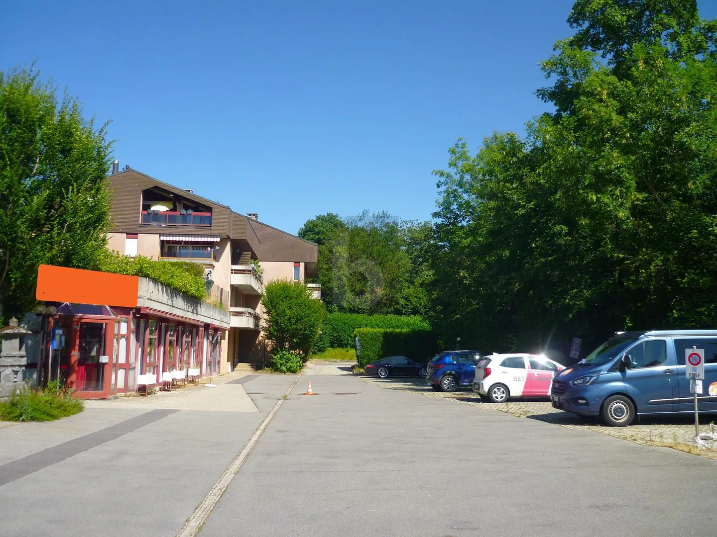 Mixed-use building for rent - Photo 4 of 6