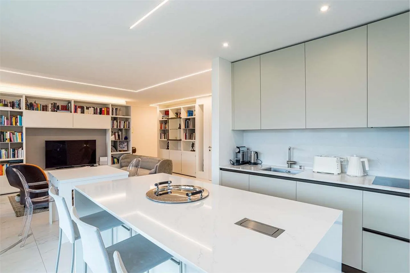 APPARTEMENT ÉLÉGANT DE 3,5 PIÈCES AU CŒUR DE LUGANO-BREGANZONA - Photo 1 sur 12