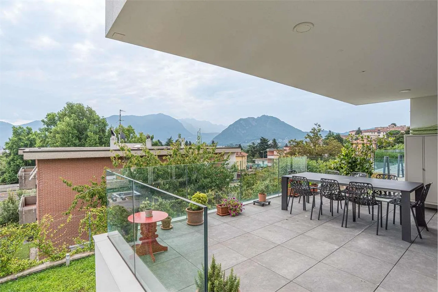 APPARTEMENT ÉLÉGANT DE 3,5 PIÈCES AU CŒUR DE LUGANO-BREGANZONA - Photo 2 sur 12