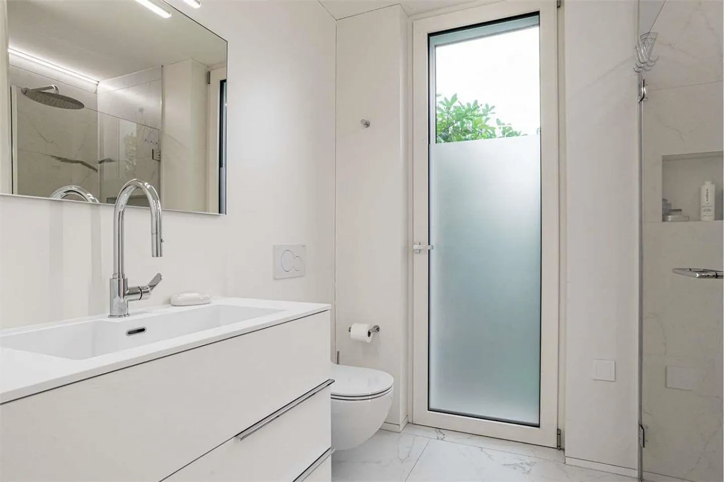 APPARTEMENT ÉLÉGANT DE 3,5 PIÈCES AU CŒUR DE LUGANO-BREGANZONA - Photo 9 sur 12