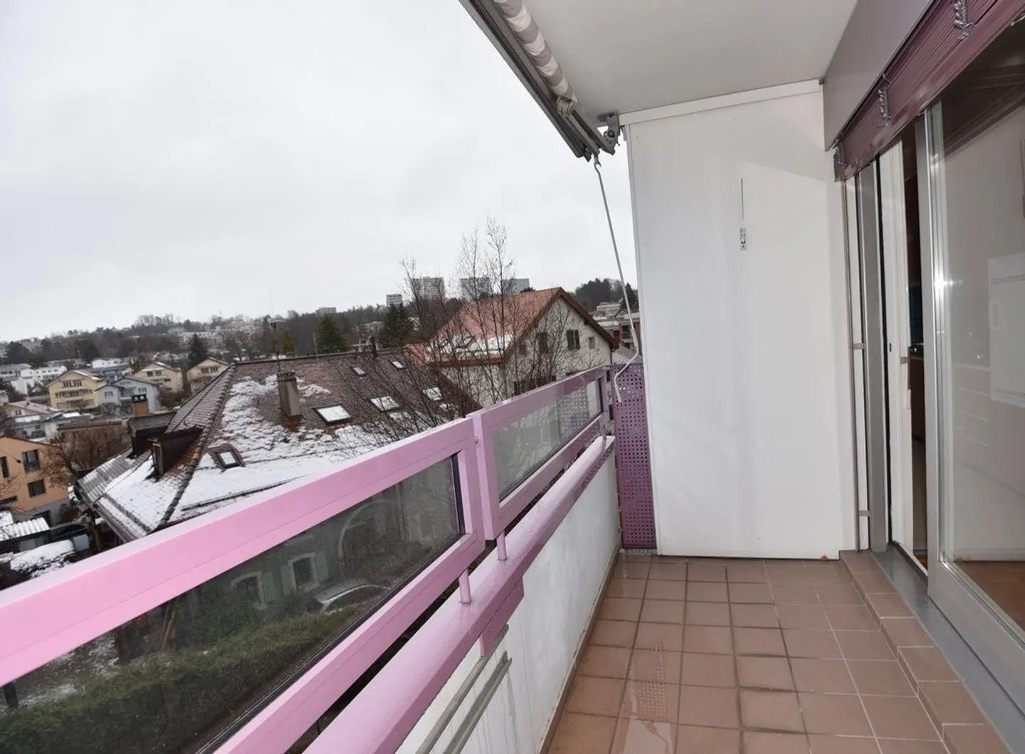 Bel appartement de 2,5 pièces avec vue dans les hauteurs de Lausanne - Photo 2 sur 6