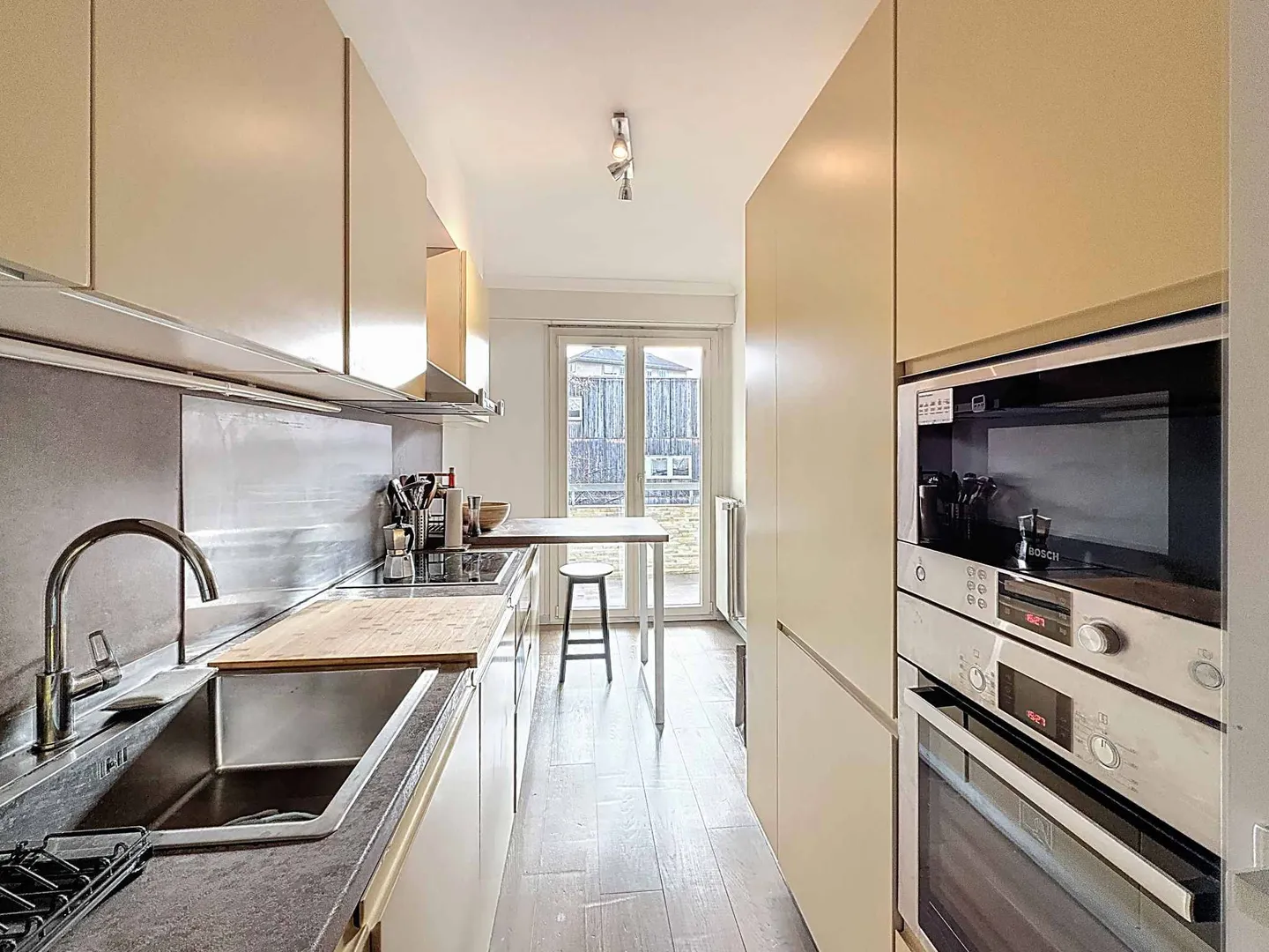 Bright renovated apartment in the Saint-Jean district - Photo 4 of 11