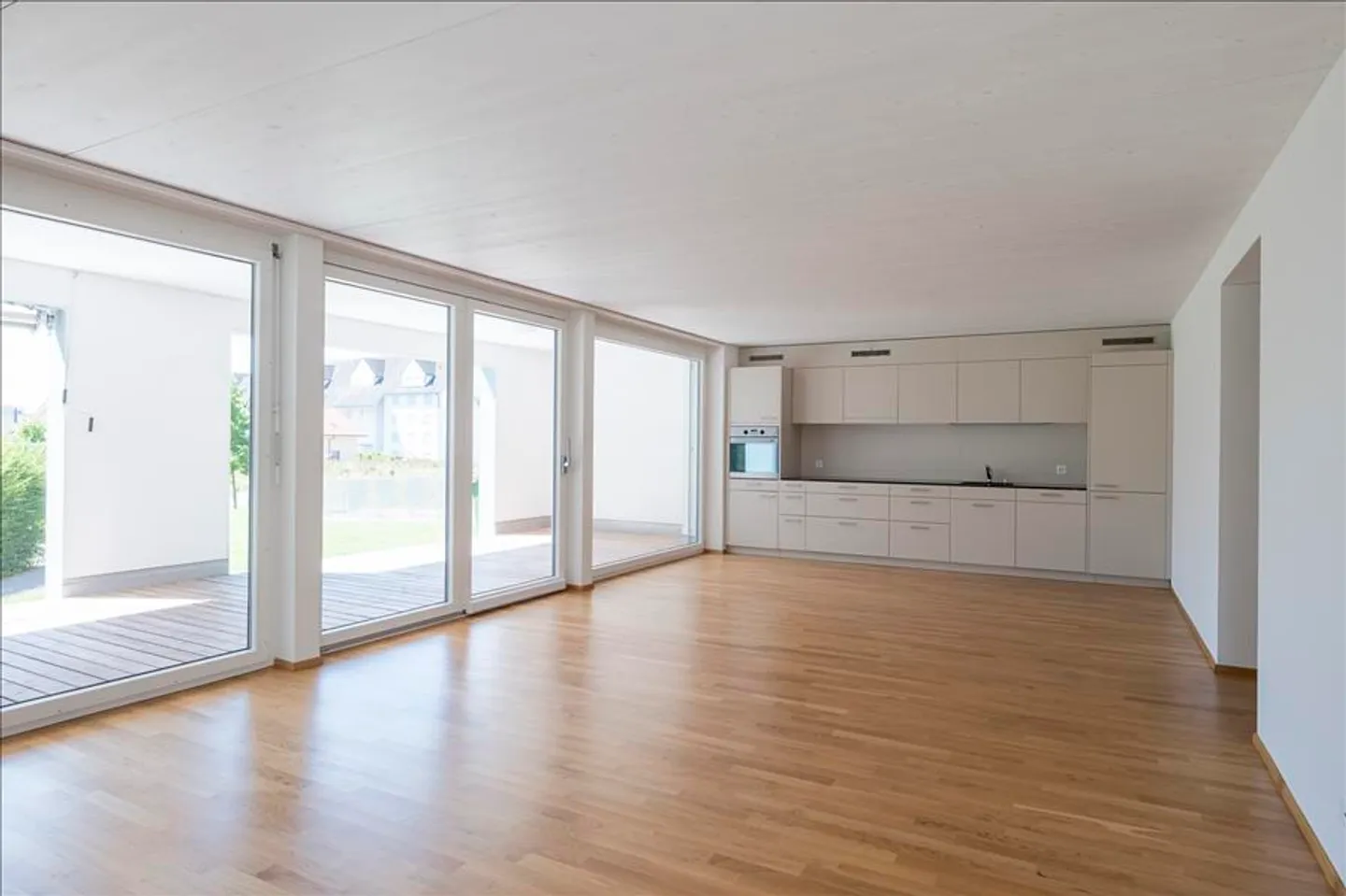 Modern Apartment with Terrace - Photo 3 of 10