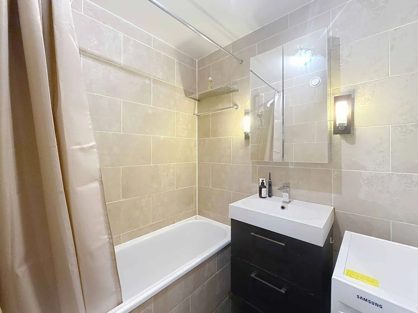 Bright renovated apartment in the Saint-Jean district - Photo 7 of 11