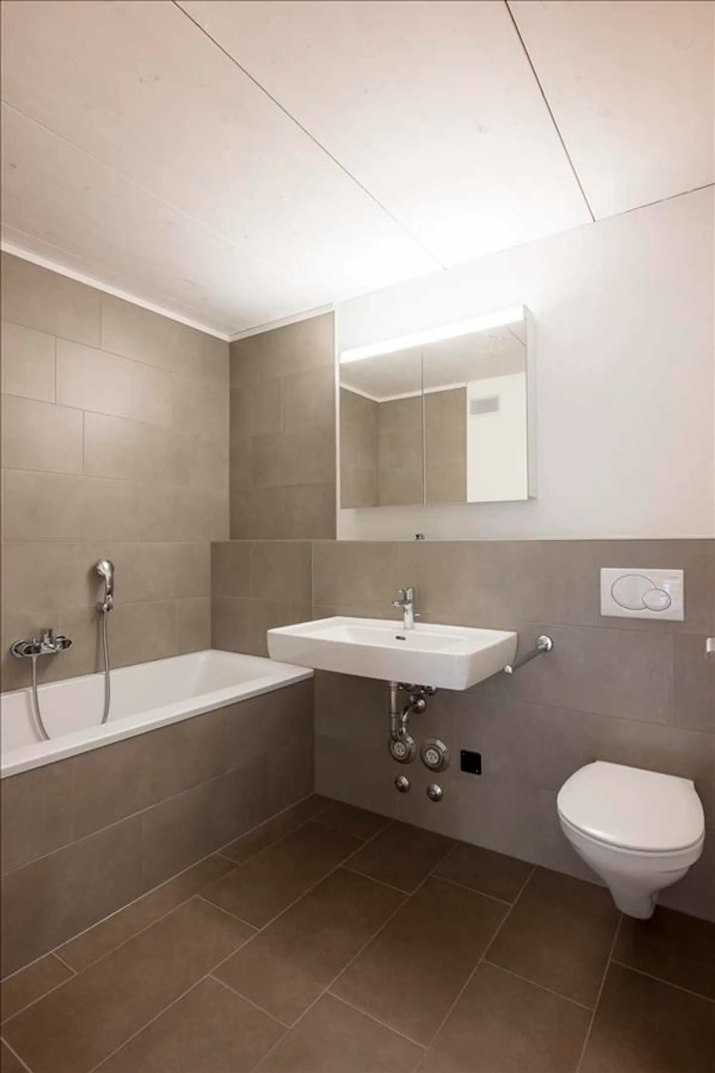 Modern Apartment with Terrace - Photo 4 of 10