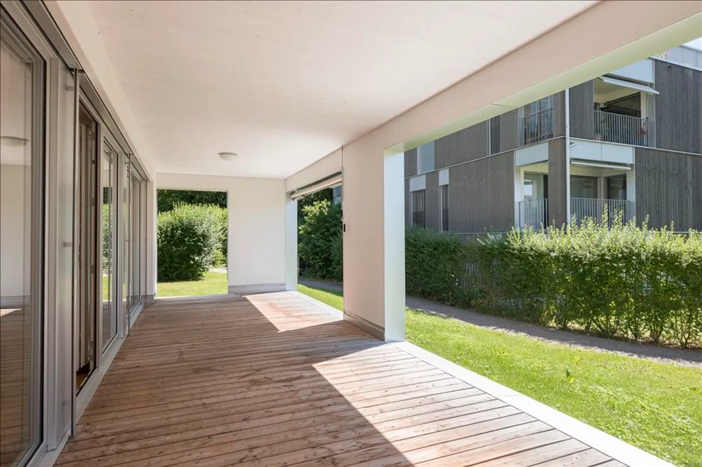 Modern Apartment with Terrace - Photo 9 of 10