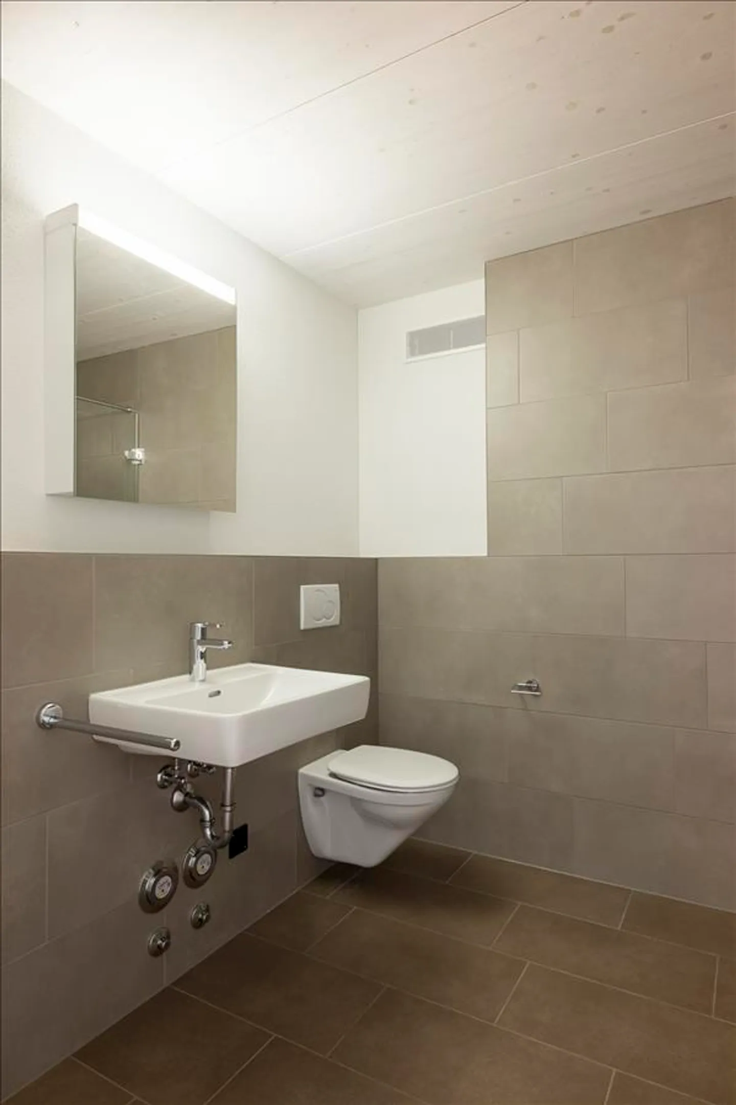 Modern Apartment with Terrace - Photo 5 of 10