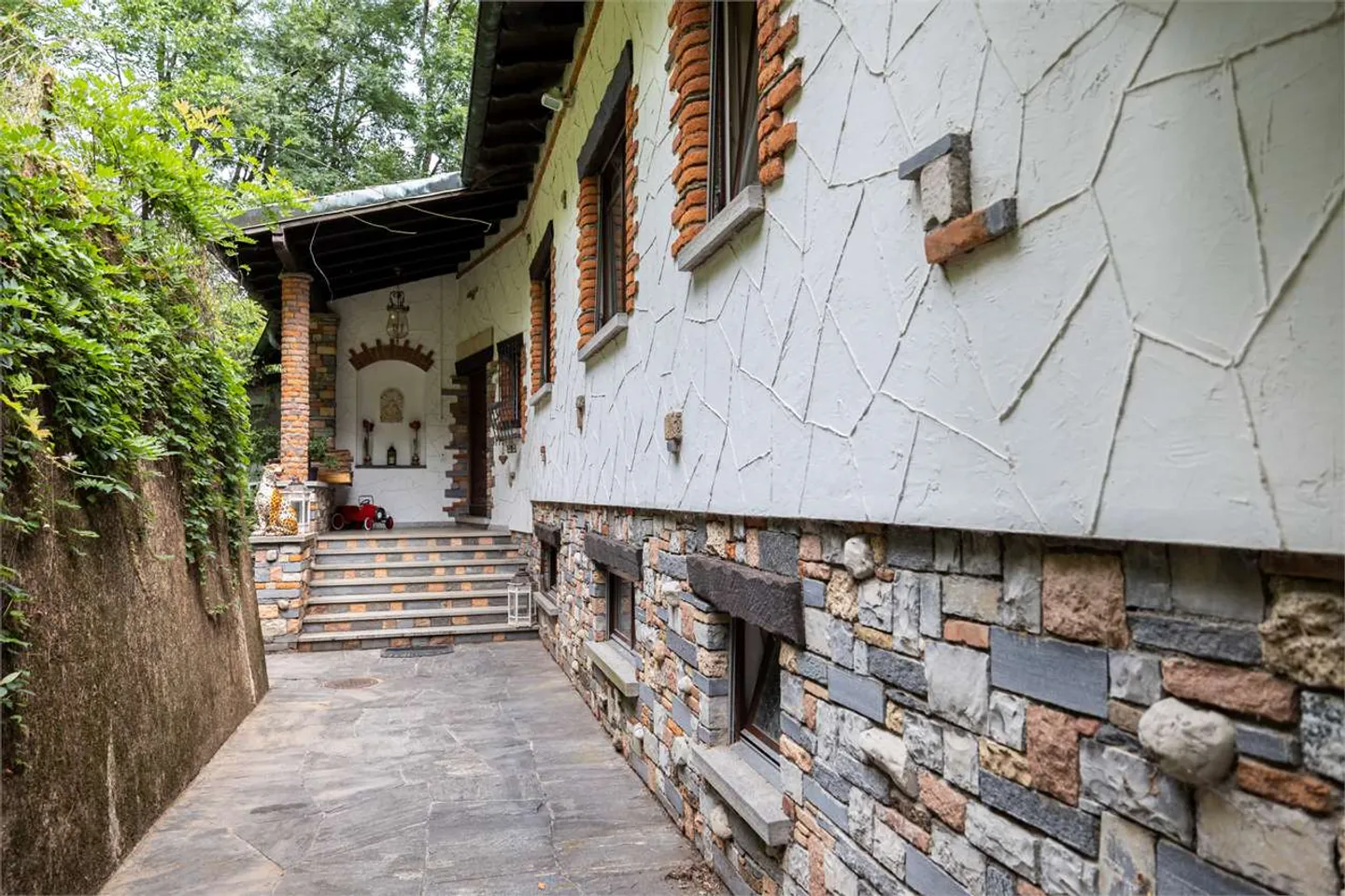 Charming Villa with Stunning Views - Photo 6 of 11