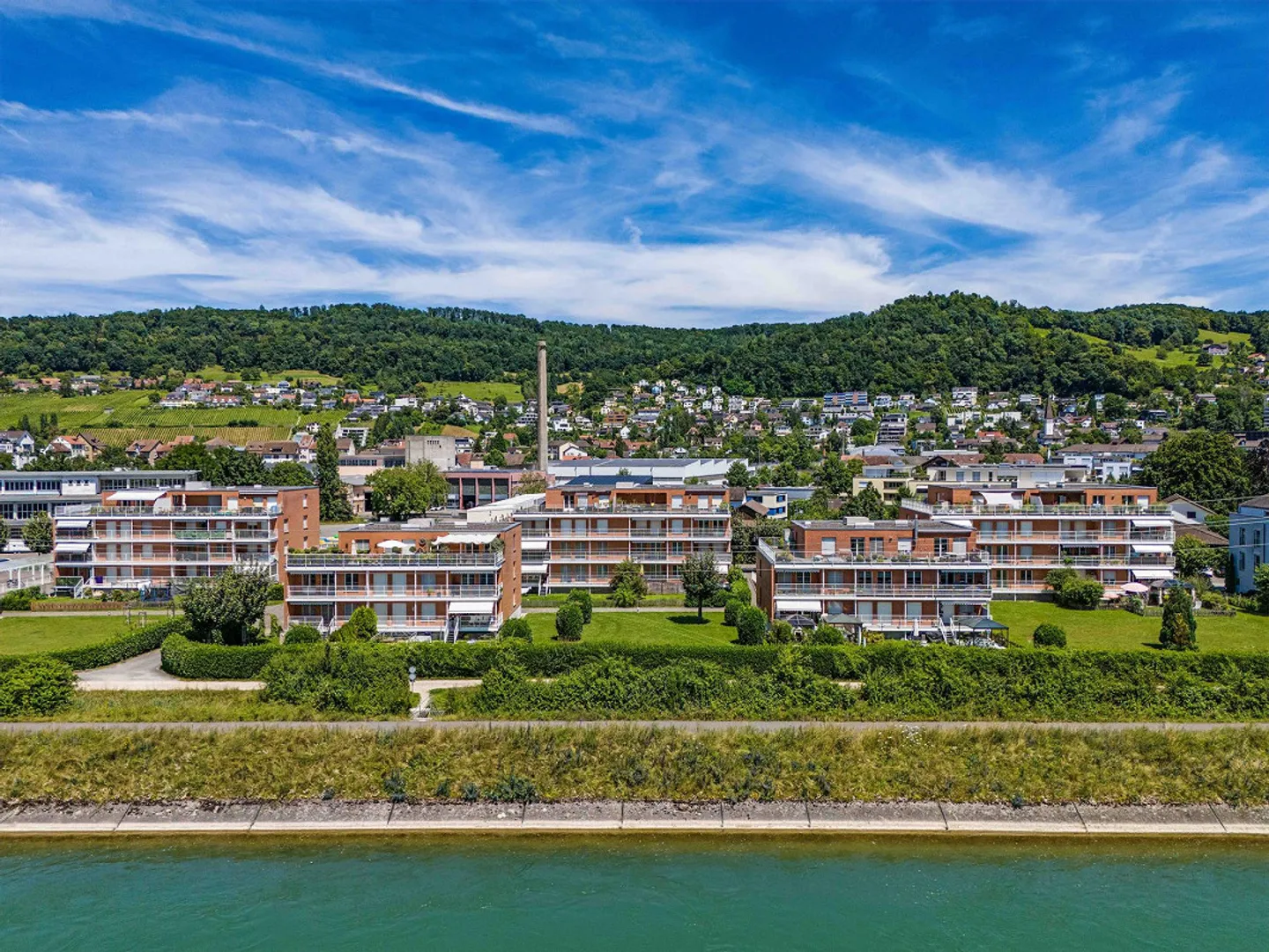 Calme et central directement au bord du réservoir de Klingnau - Photo 1 sur 11