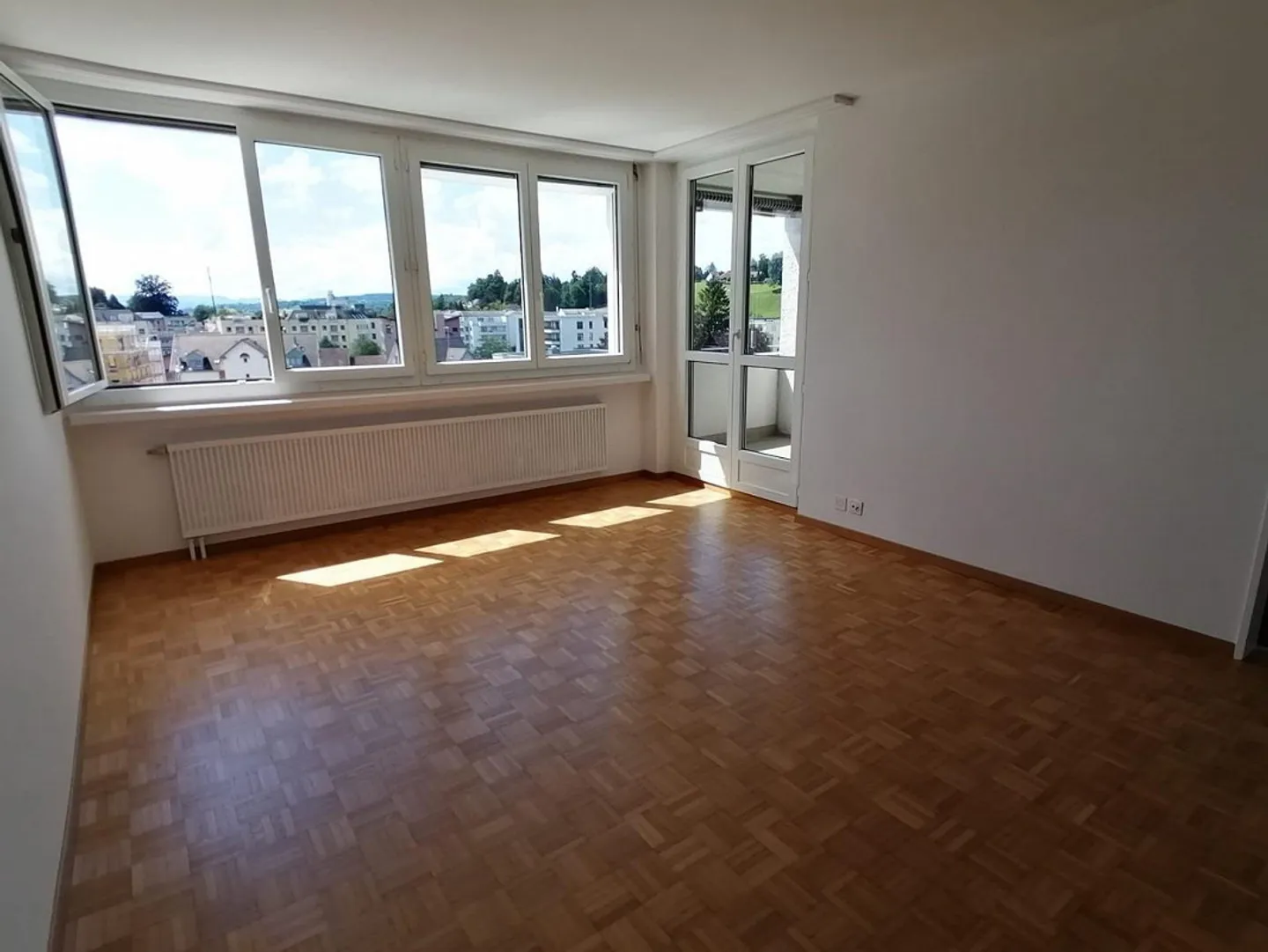 Spacious and Central - Photo 4 of 11