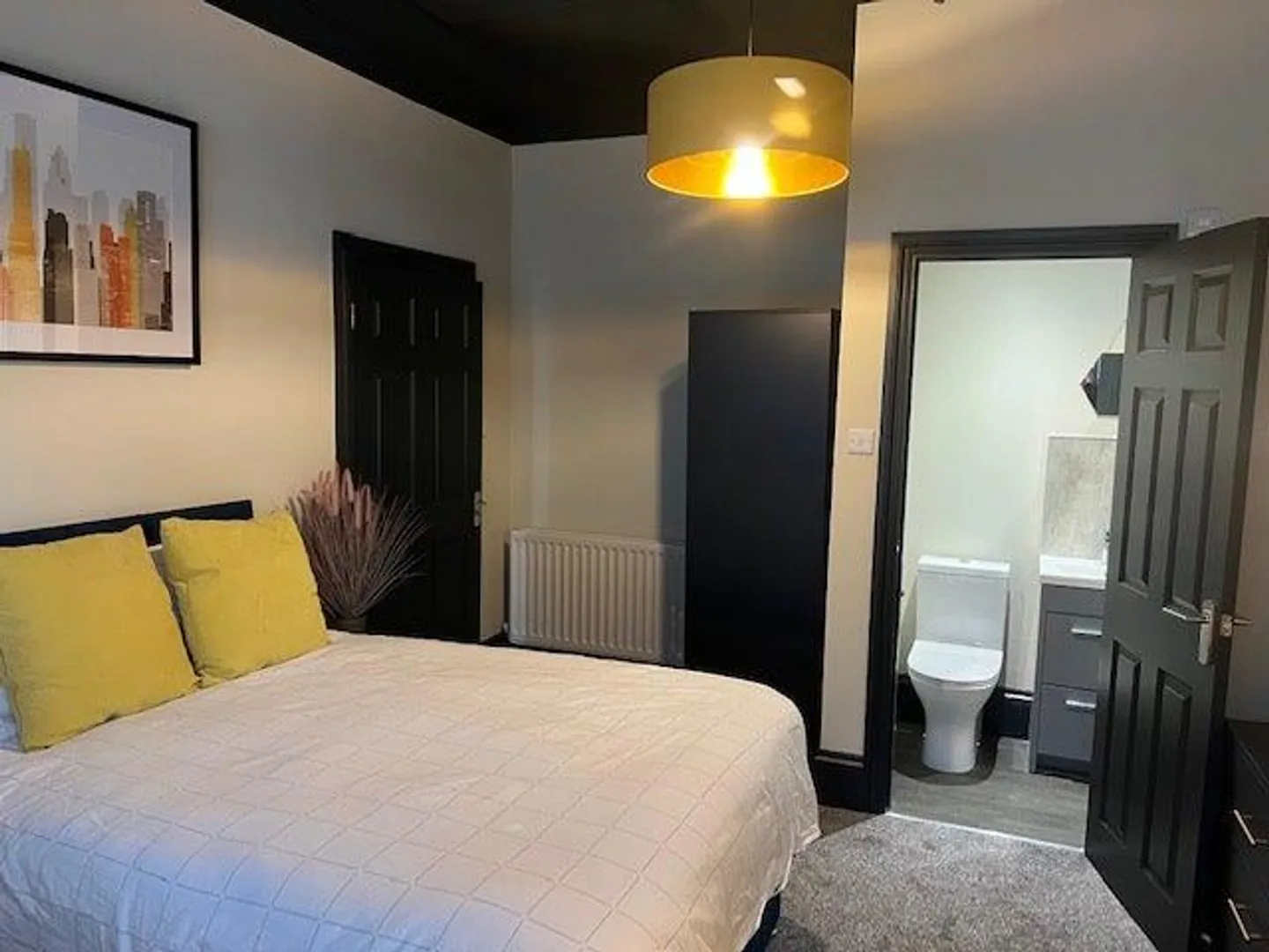 Una bella camera matrimoniale spaziosa con bagno privato da affittare in una casa condivisa vicino all'università - Foto 1 di 3