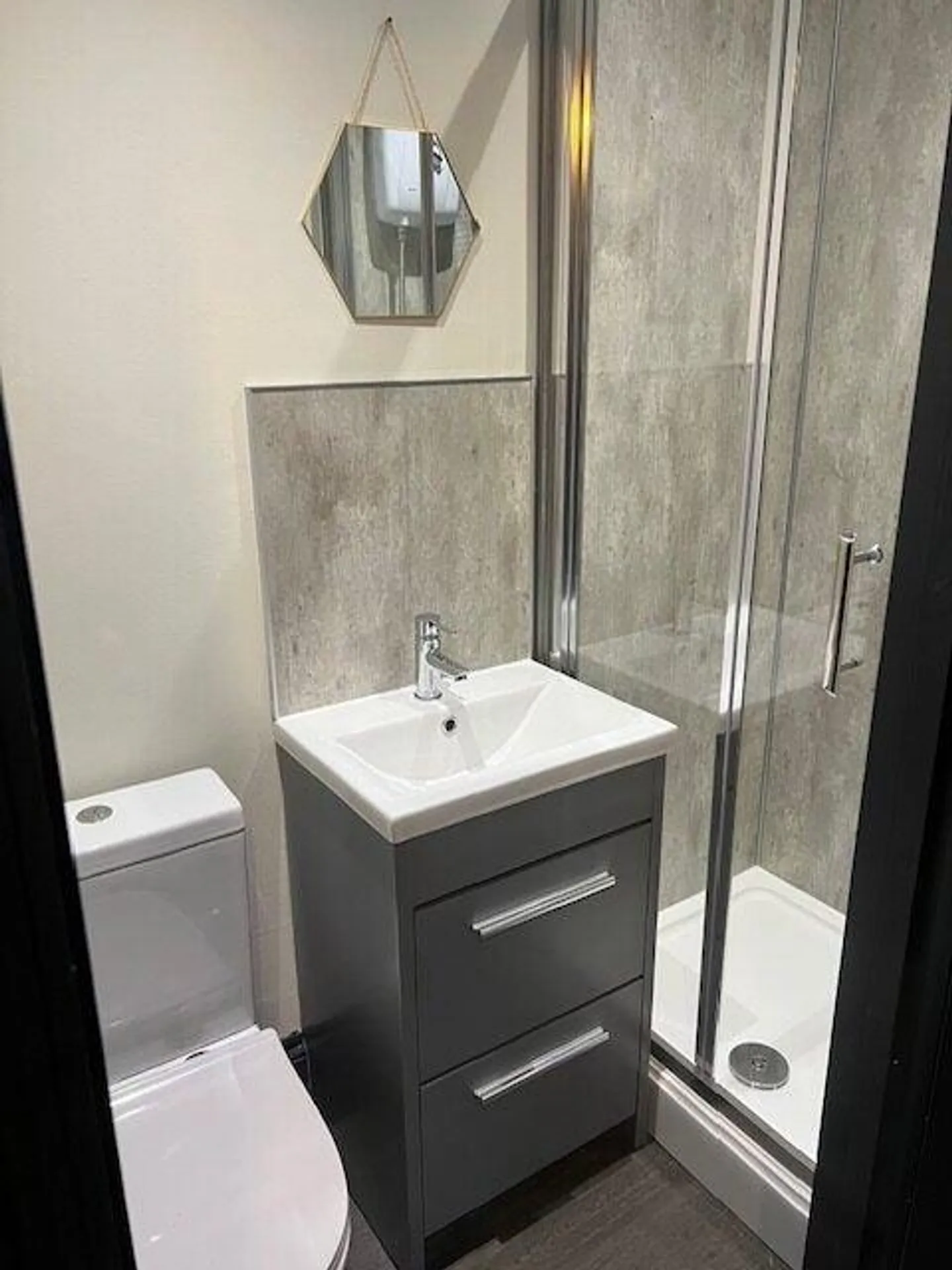 Una bella camera matrimoniale spaziosa con bagno privato da affittare in una casa condivisa vicino all'università - Foto 3 di 3