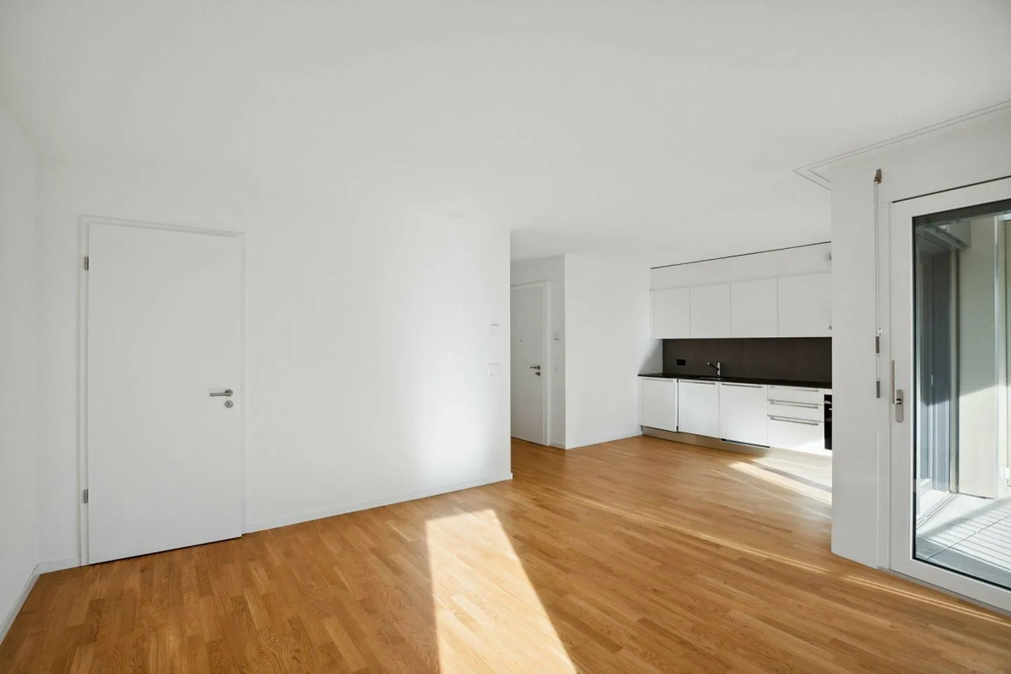 Modern and Bright Apartment - Photo 3 of 5