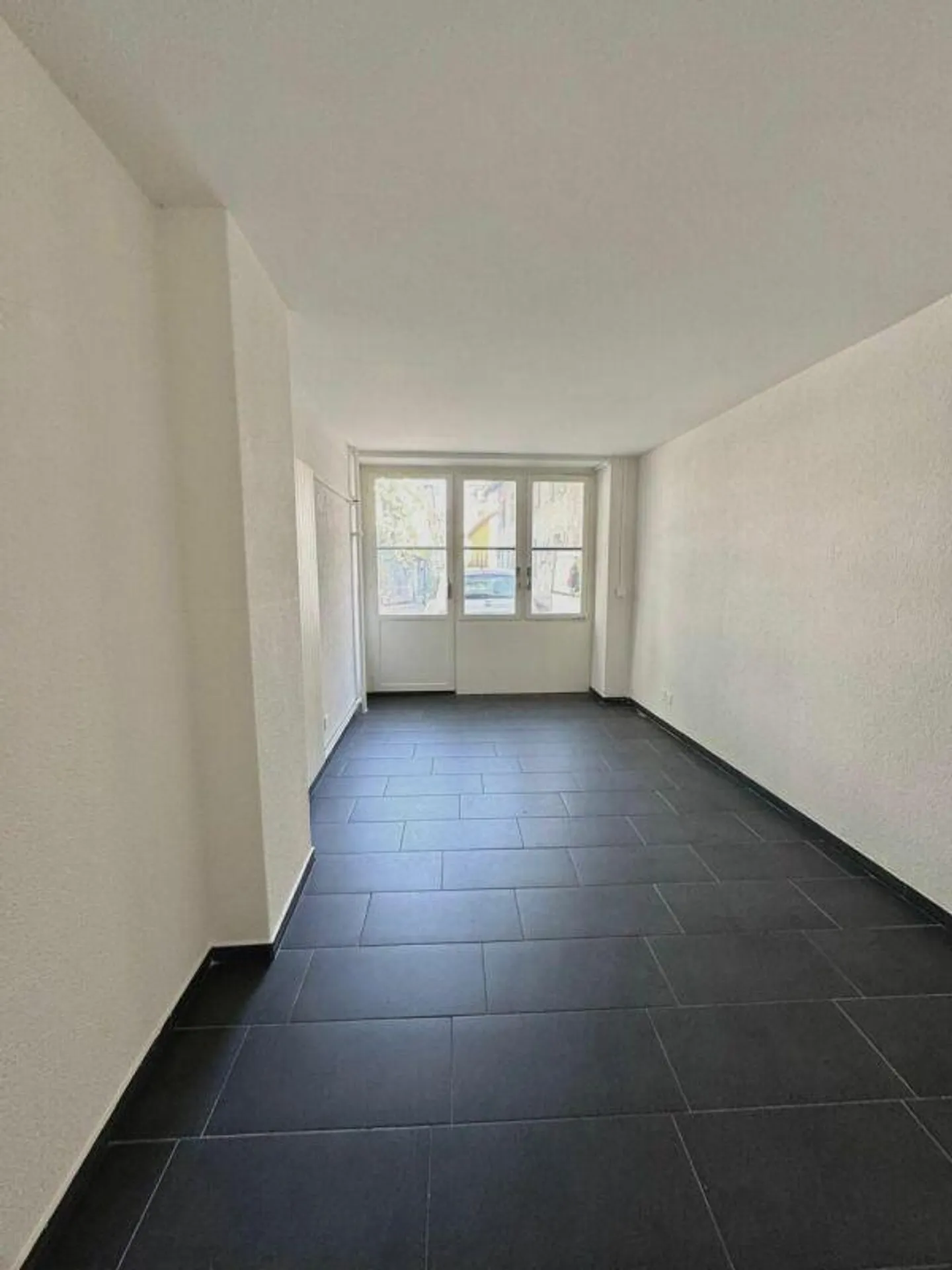 Commercial space for rent in a central location - Photo 3 of 7