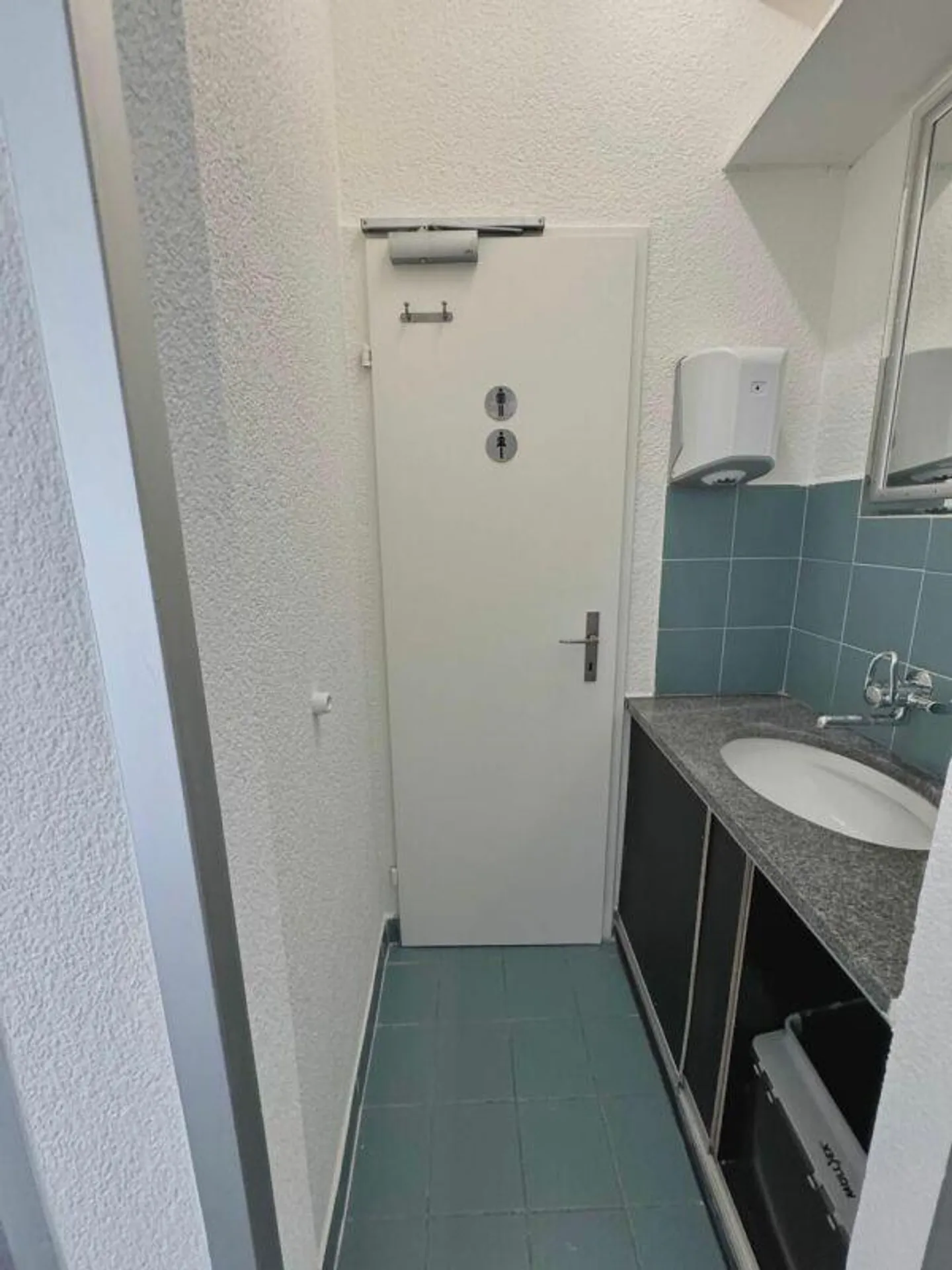 Commercial space for rent in a central location - Photo 5 of 7