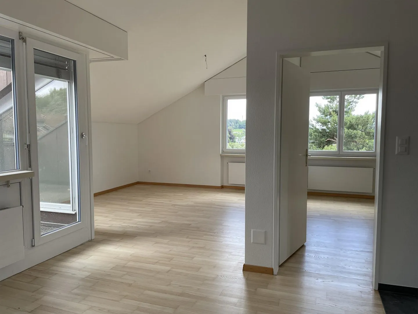 Appartement en attique de 3 pièces avec vue dégagée et soleil du soir - Photo 3 sur 6