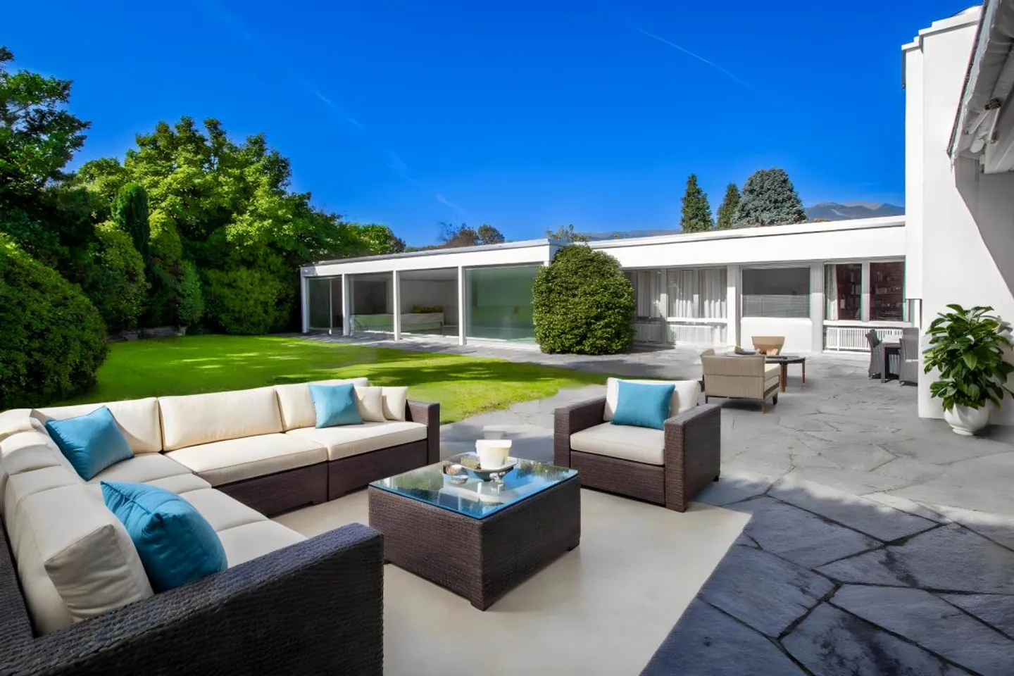 Villa luxueuse de plain-pied dans un quartier résidentiel - Photo 1 sur 11