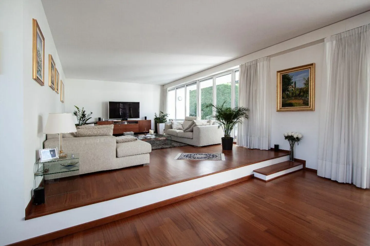 Villa luxueuse de plain-pied dans un quartier résidentiel - Photo 2 sur 11