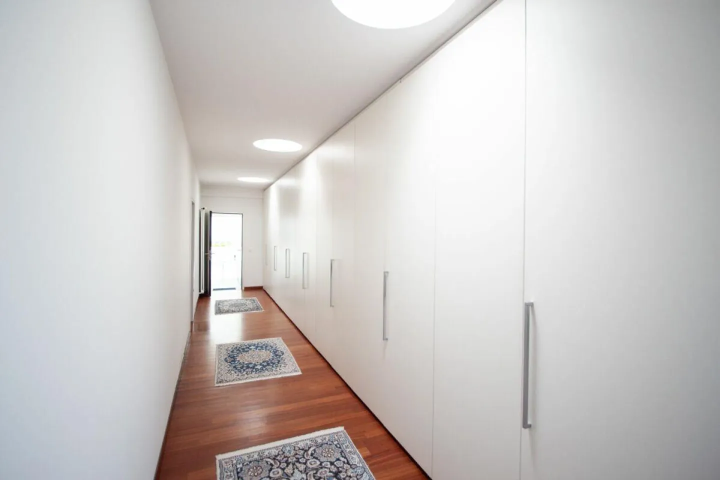 Villa luxueuse de plain-pied dans un quartier résidentiel - Photo 7 sur 11