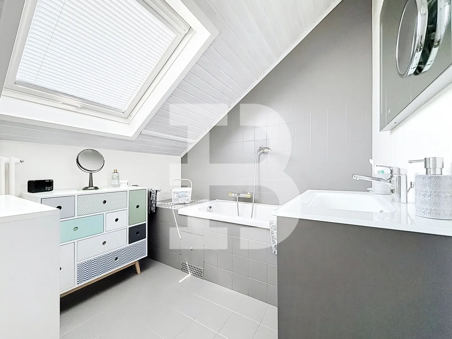 Charmant duplex en attique avec deux chambres - Foto 9 von 10