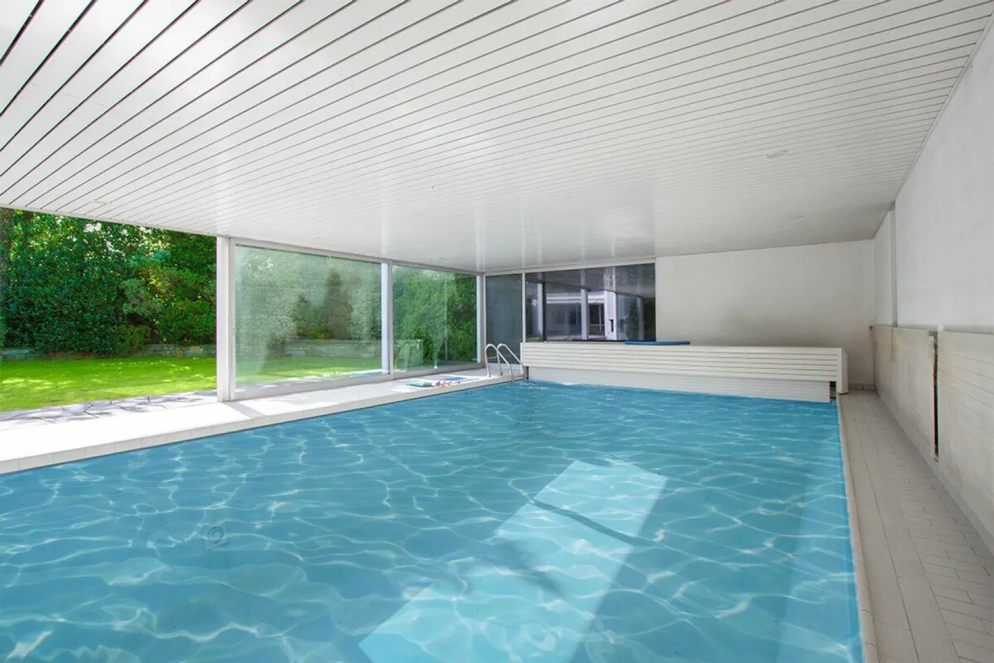 Villa luxueuse de plain-pied dans un quartier résidentiel - Photo 5 sur 11