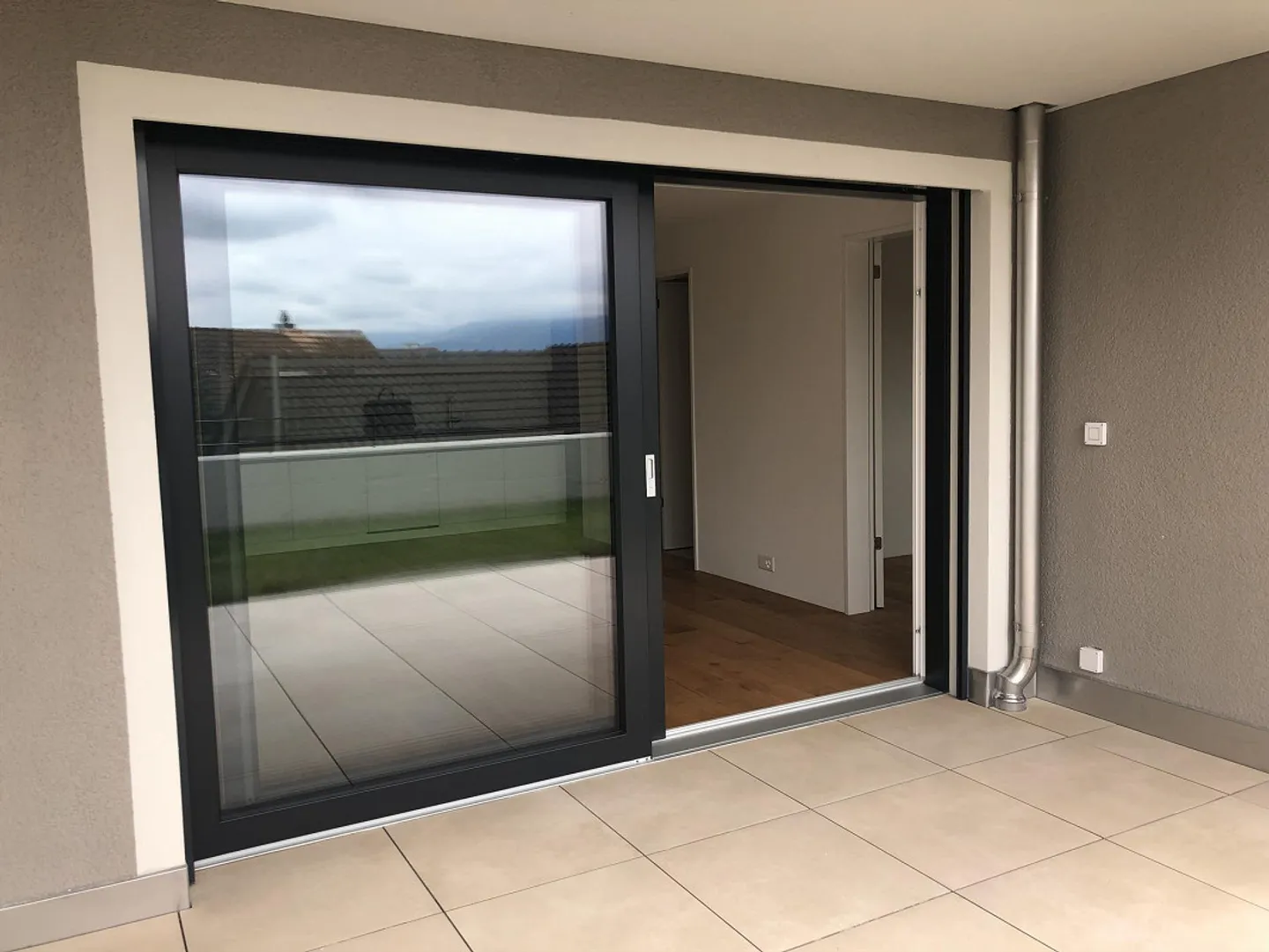 Première location - Appartement de 2,5 pièces (rez-de-chaussée, 1er étage, 2e étage) - Photo 2 sur 8