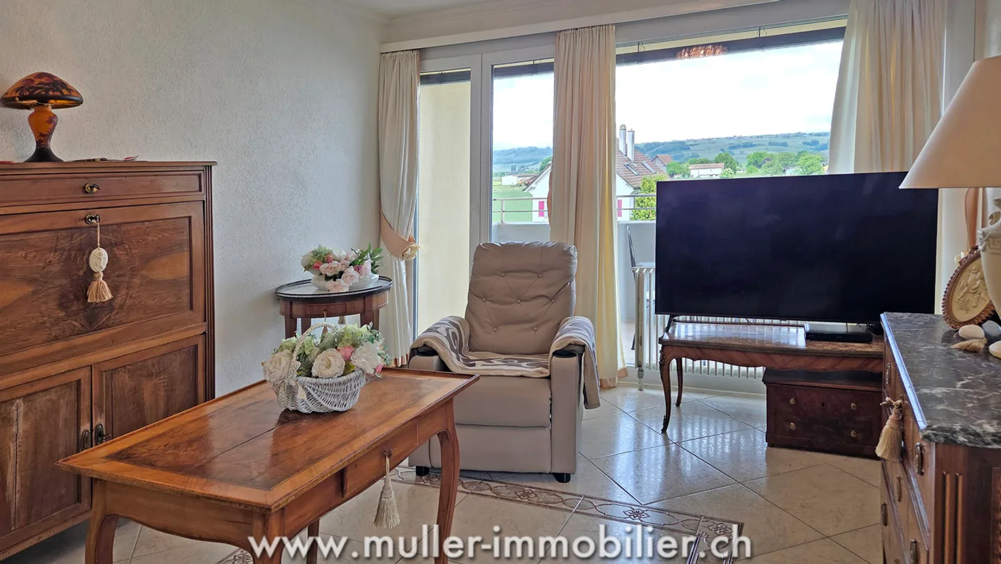 Charming Apartment with Scenic Views - Photo 6 of 13