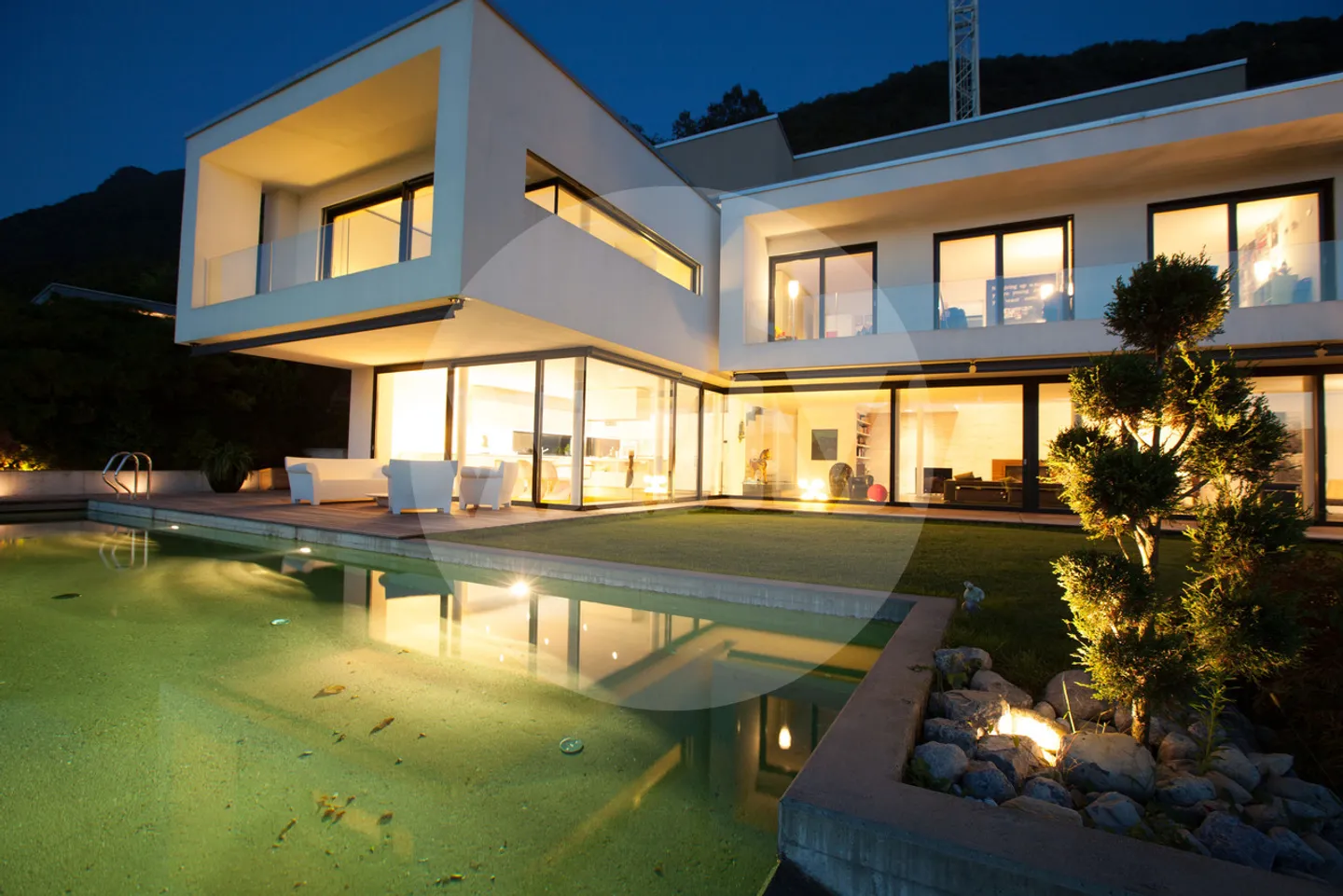 LUXURY VILLA WITH IMPRESSIVE LAKE VIEW AND INFINITY POOL - Photo 4 of 18