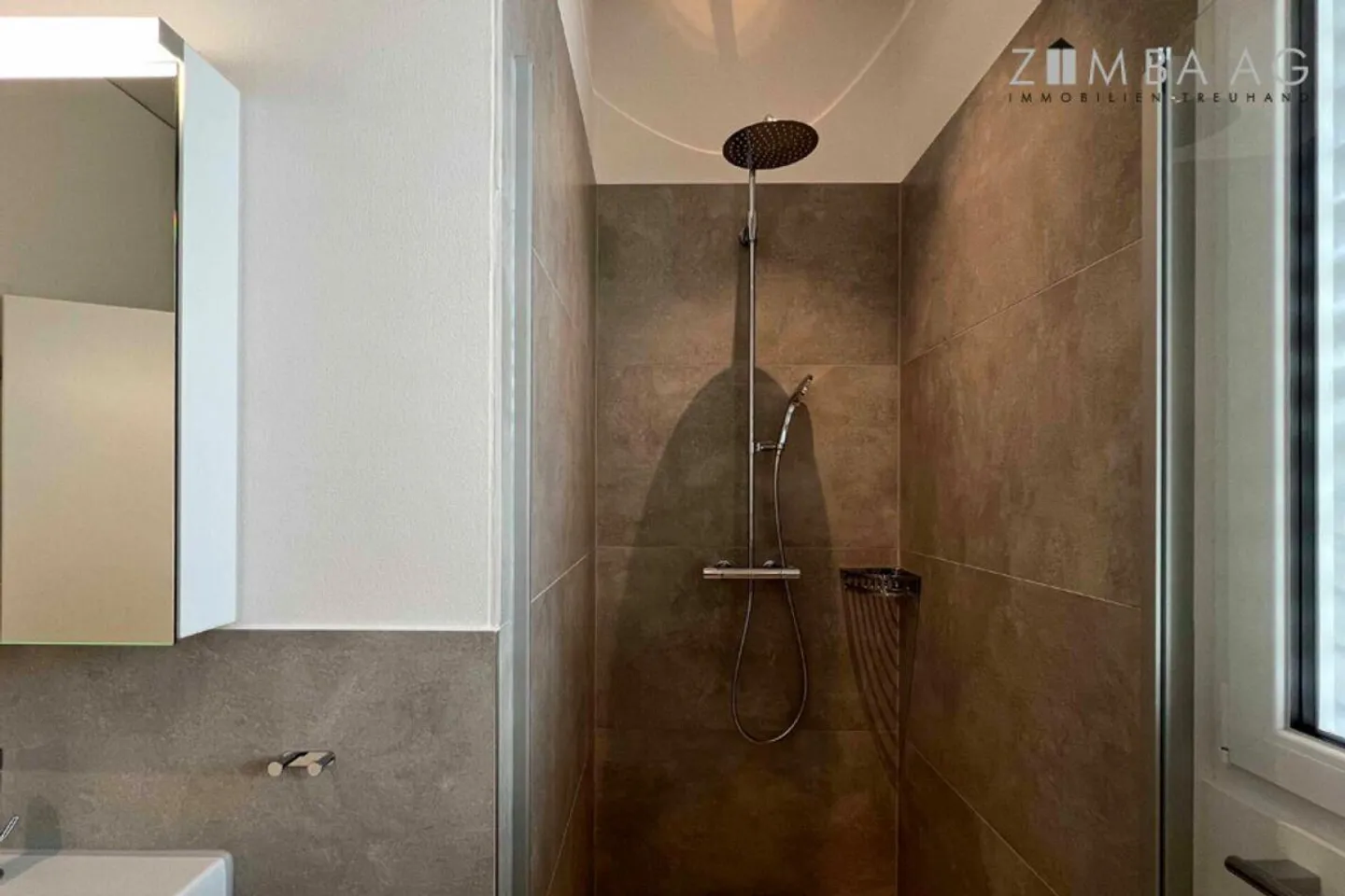 Tout en haut du Thurgi-Center : loft en attique tout neuf et stylé de 128 m² - Photo 11 sur 13