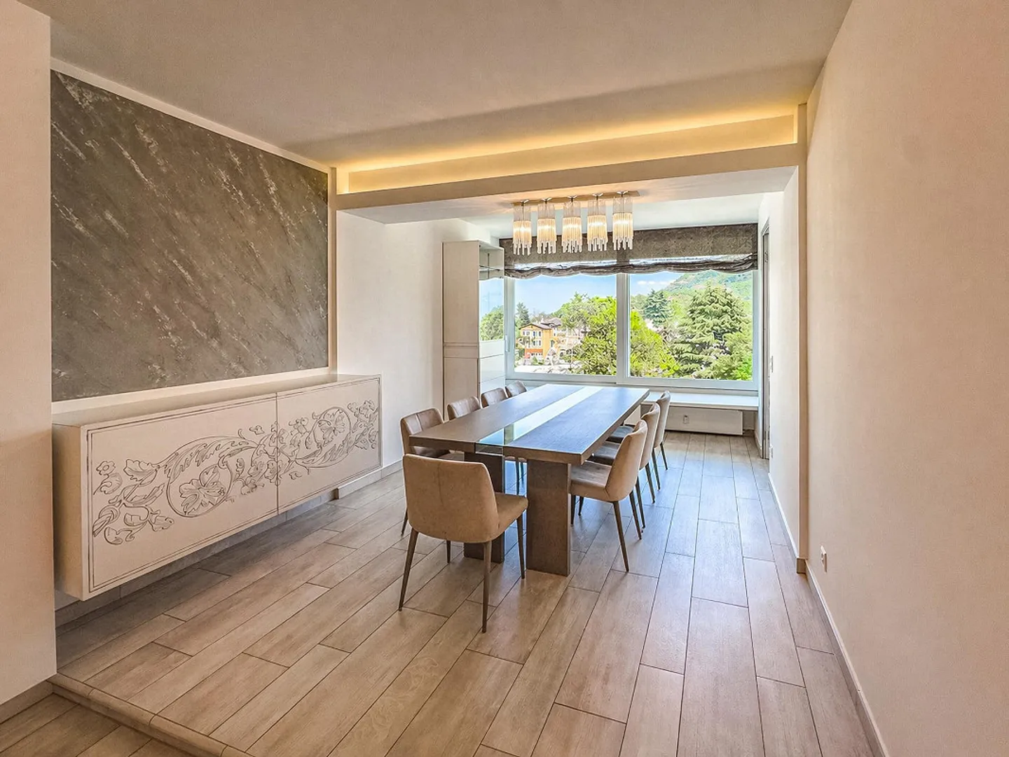 Spacious apartment with a glimpse of the lake in Carona - Photo 3 of 9