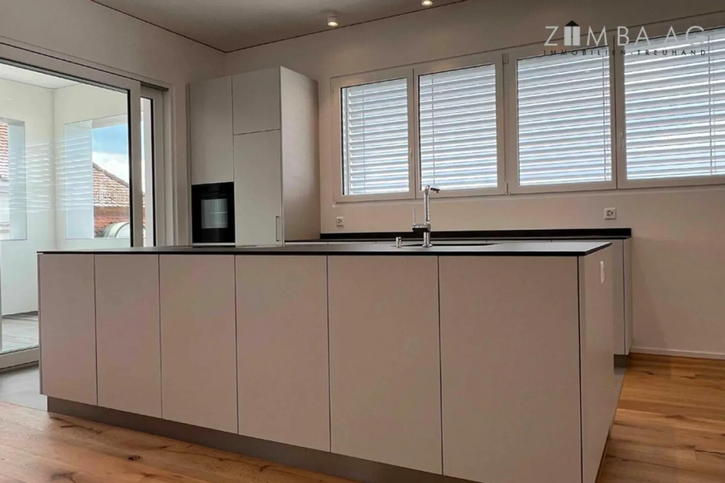 Tout en haut du Thurgi-Center : loft en attique tout neuf et stylé de 128 m² - Photo 3 sur 13