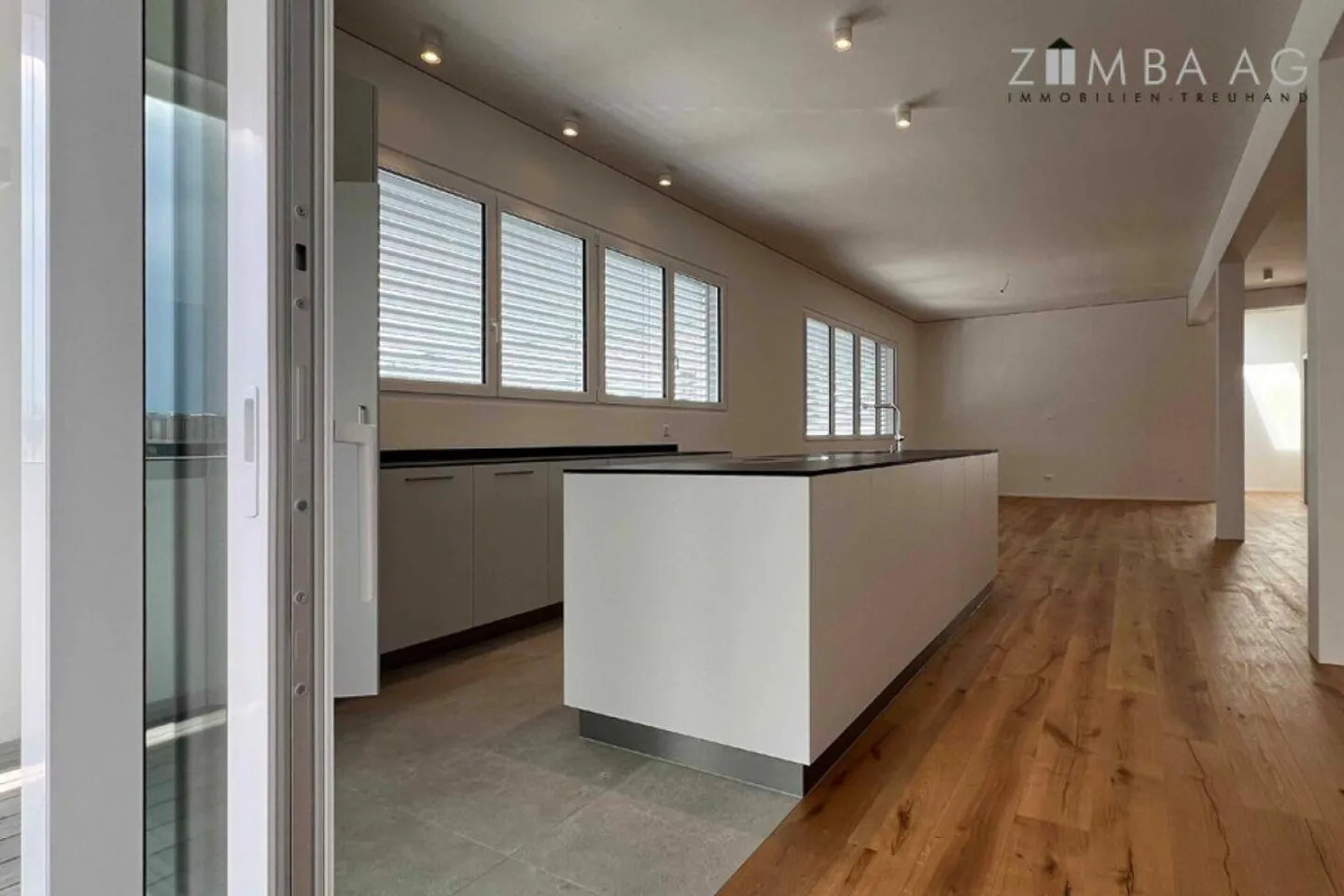 Tout en haut du Thurgi-Center : loft en attique tout neuf et stylé de 128 m² - Photo 6 sur 13