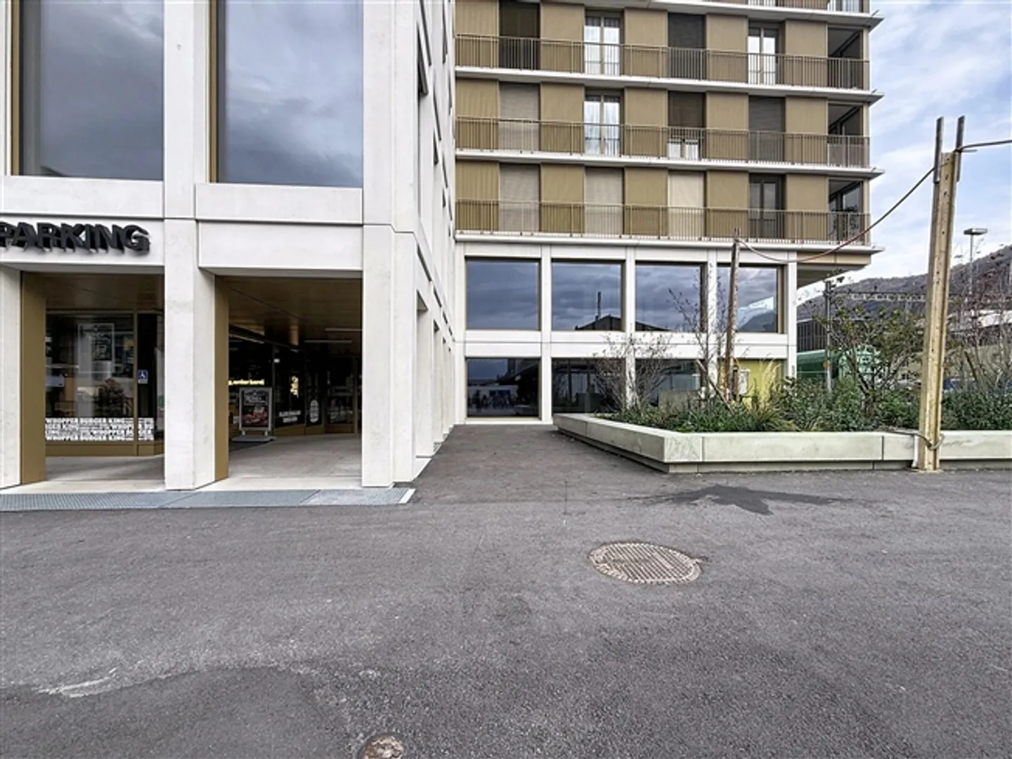 IN AFFITTO – Posizione n. 1 – Arcade 142,22 m² in Place de la Gare (Sion) - Foto 2 di 6