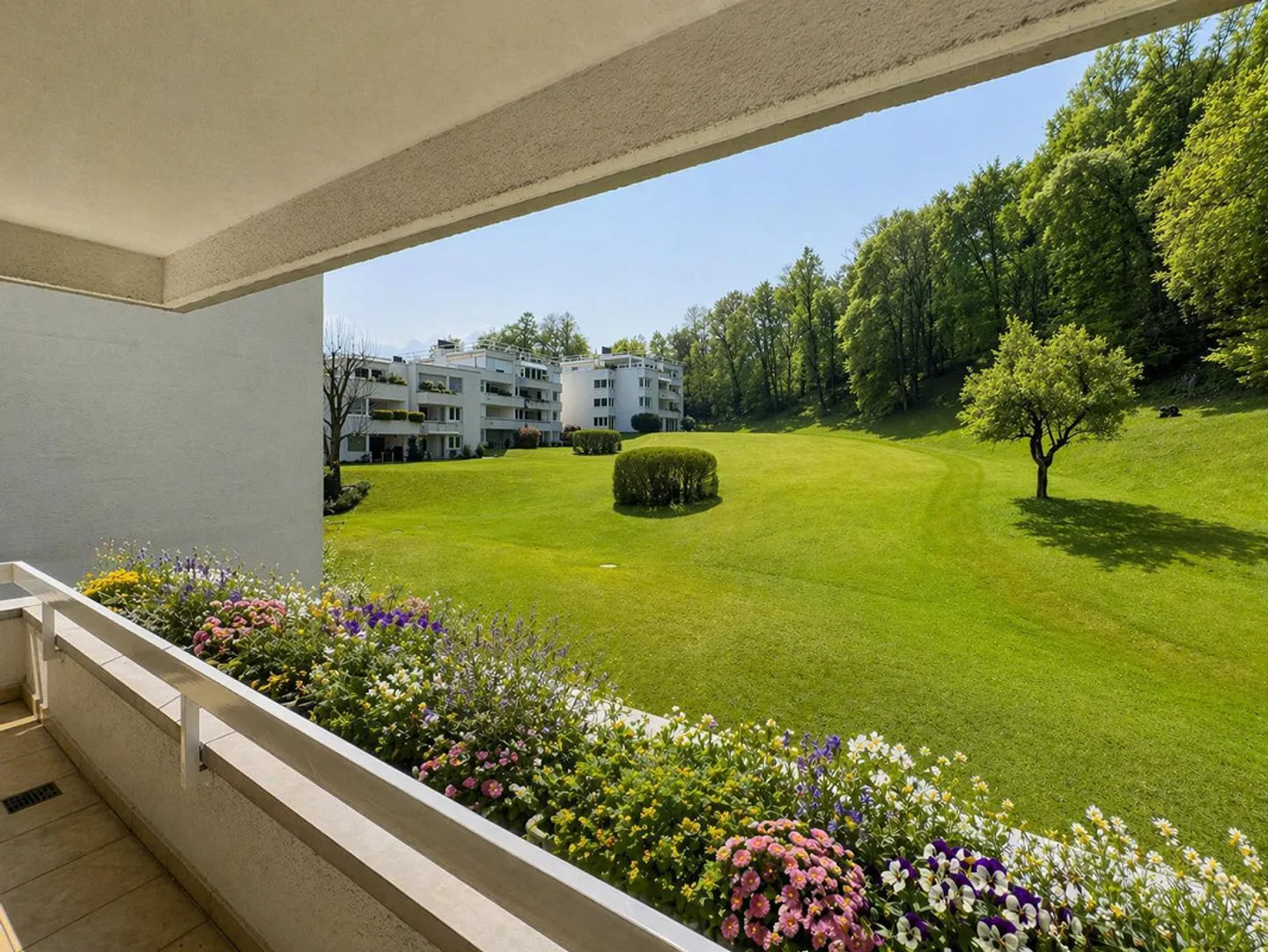 Spacious apartment with a glimpse of the lake in Carona - Photo 8 of 9
