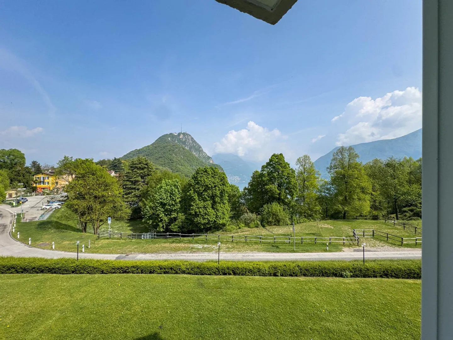Spacious apartment with a glimpse of the lake in Carona - Photo 9 of 9