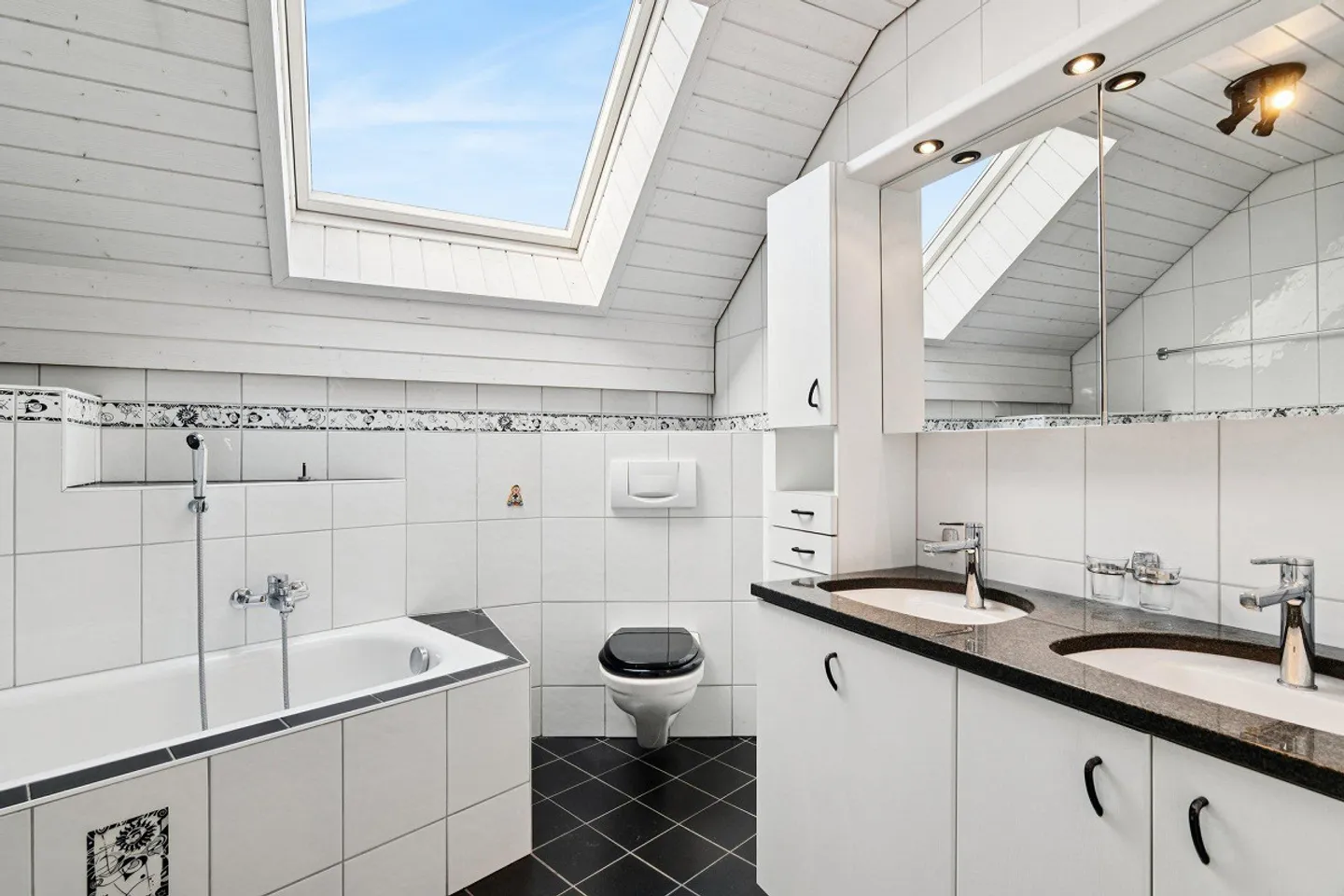 Charming Property with Plenty of Space - Photo 6 of 7