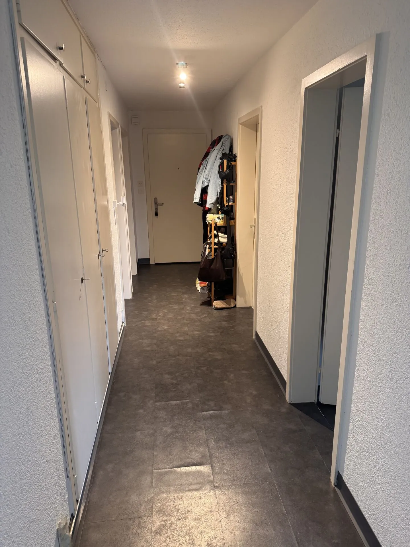 Appartamento familiare vicino alla scuola con grandi stanze e balcone - Foto 3 di 8