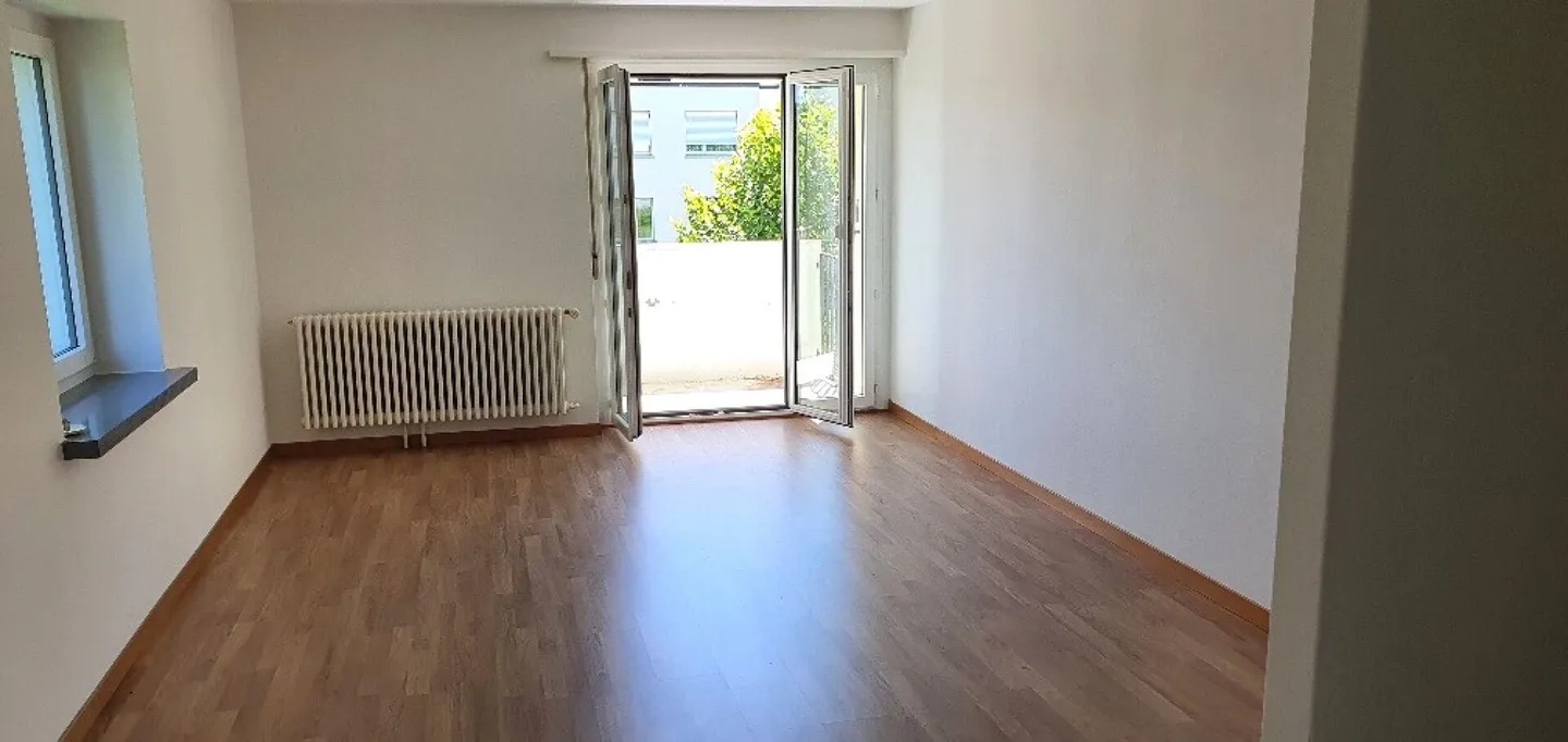 Appartamento familiare vicino alla scuola con grandi stanze e balcone - Foto 4 di 8