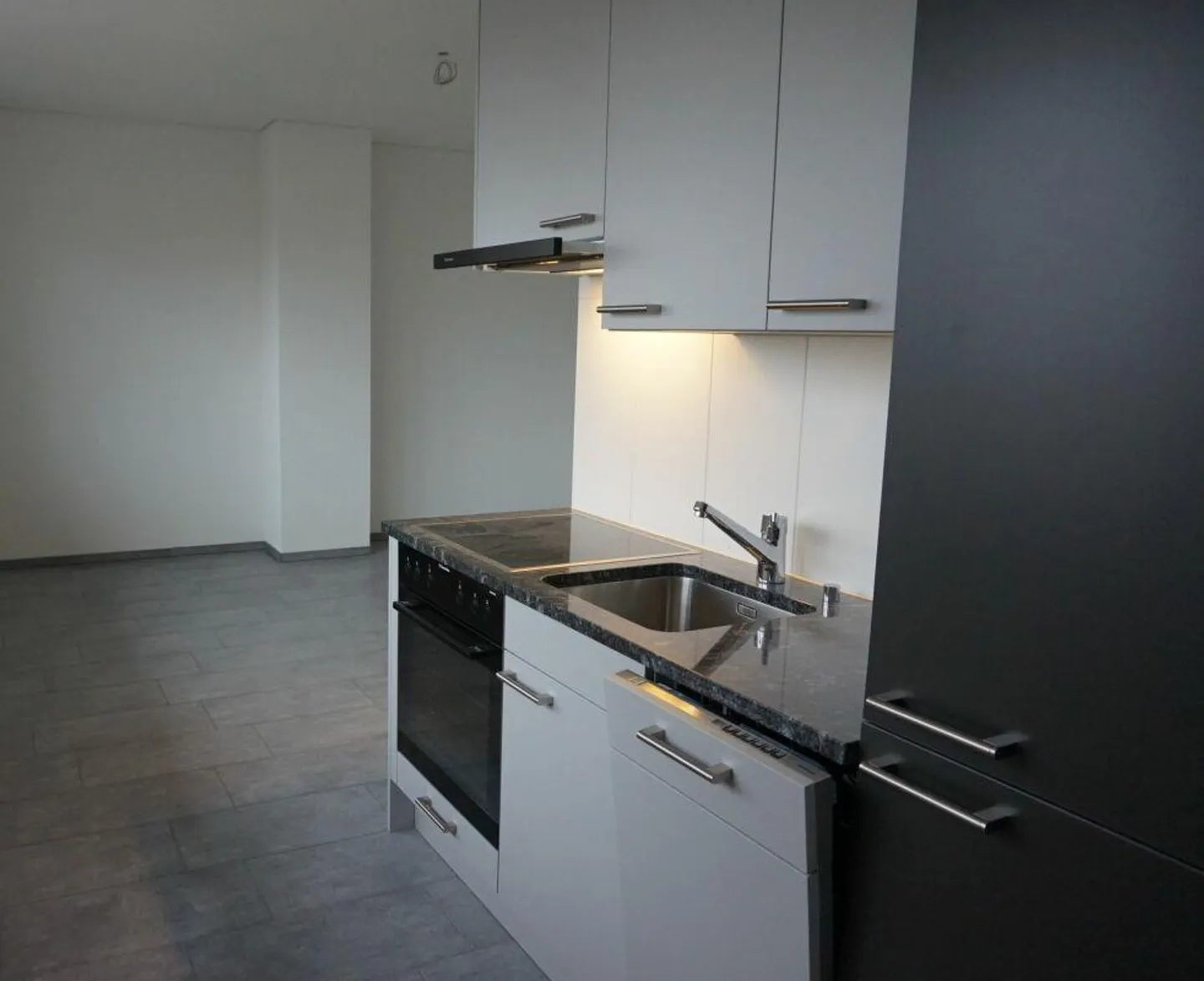 Appartamento singolo recentemente ristrutturato in una posizione fantastica - stanze luminose e spaziose, nuova cucina e nuovo bagno - Foto 1 di 6