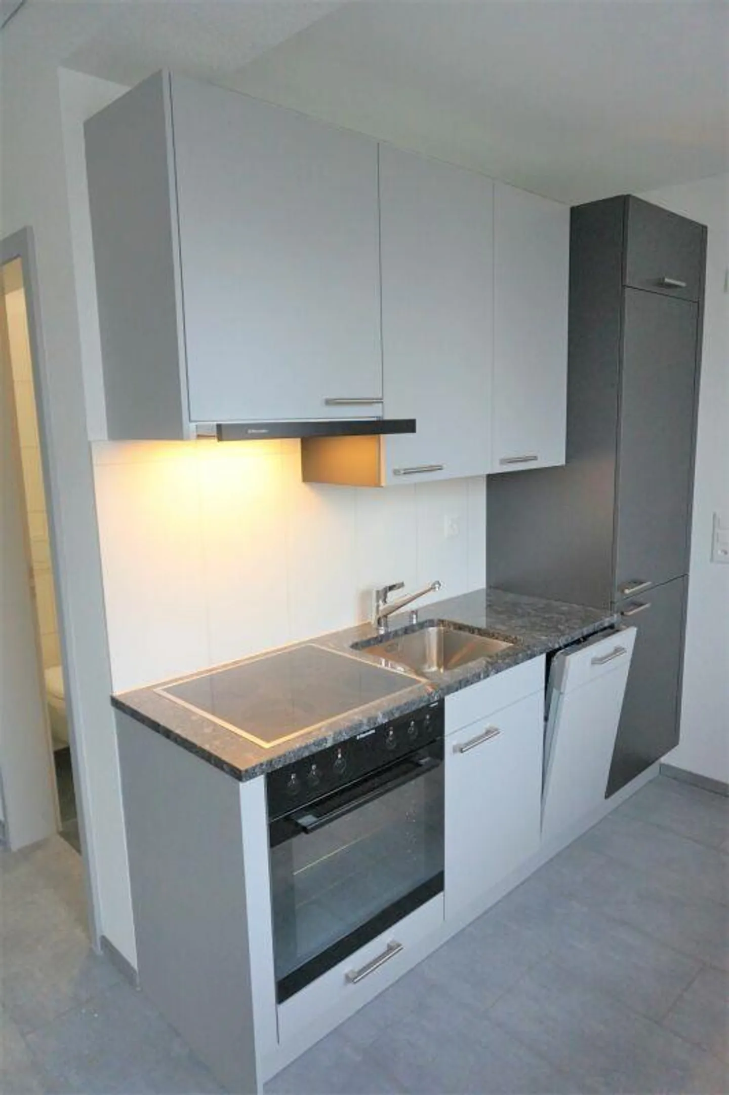 Appartamento singolo recentemente ristrutturato in una posizione fantastica - stanze luminose e spaziose, nuova cucina e nuovo bagno - Foto 2 di 6