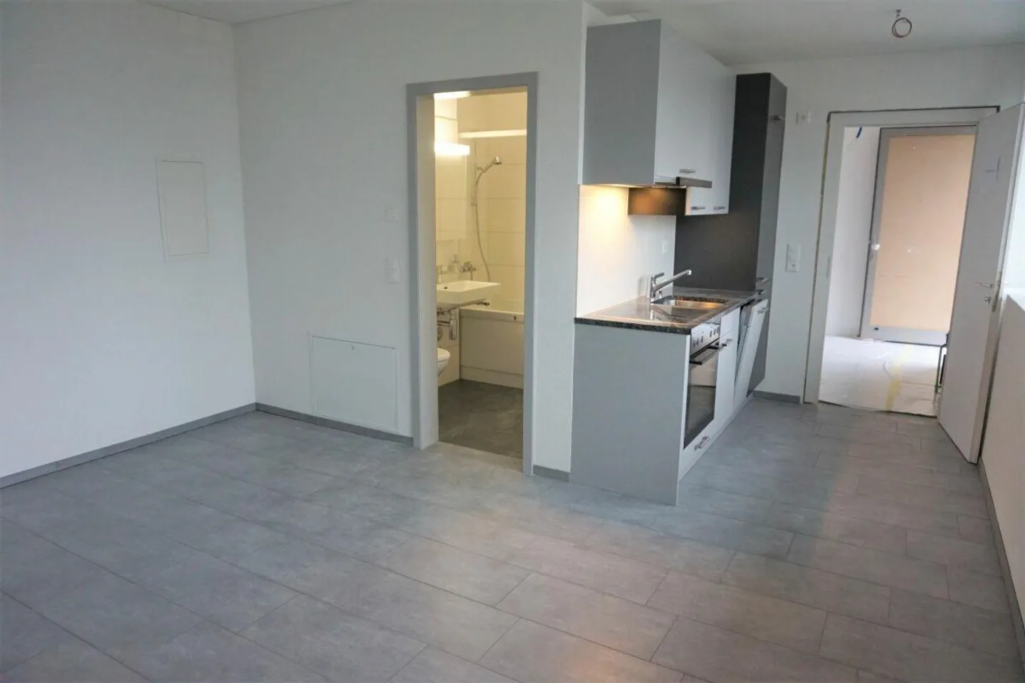 Appartamento singolo recentemente ristrutturato in una posizione fantastica - stanze luminose e spaziose, nuova cucina e nuovo bagno - Foto 3 di 6