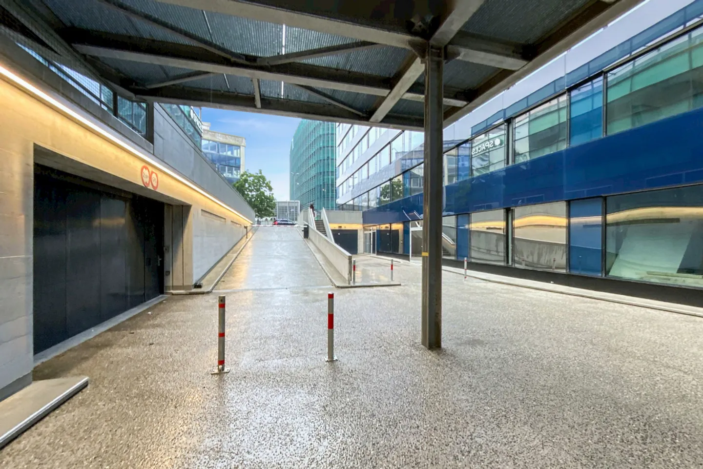 Außenparkplatz für Motorräder - Foto 2 von 2