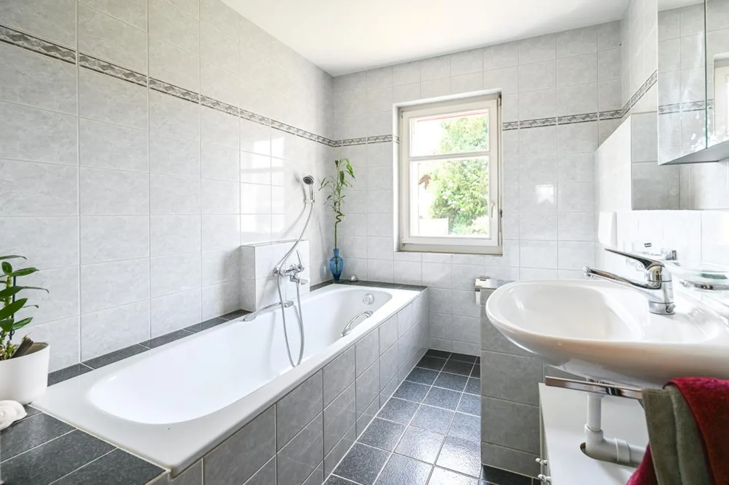 Spacious home with plenty of space and surroundings - Photo 5 of 7