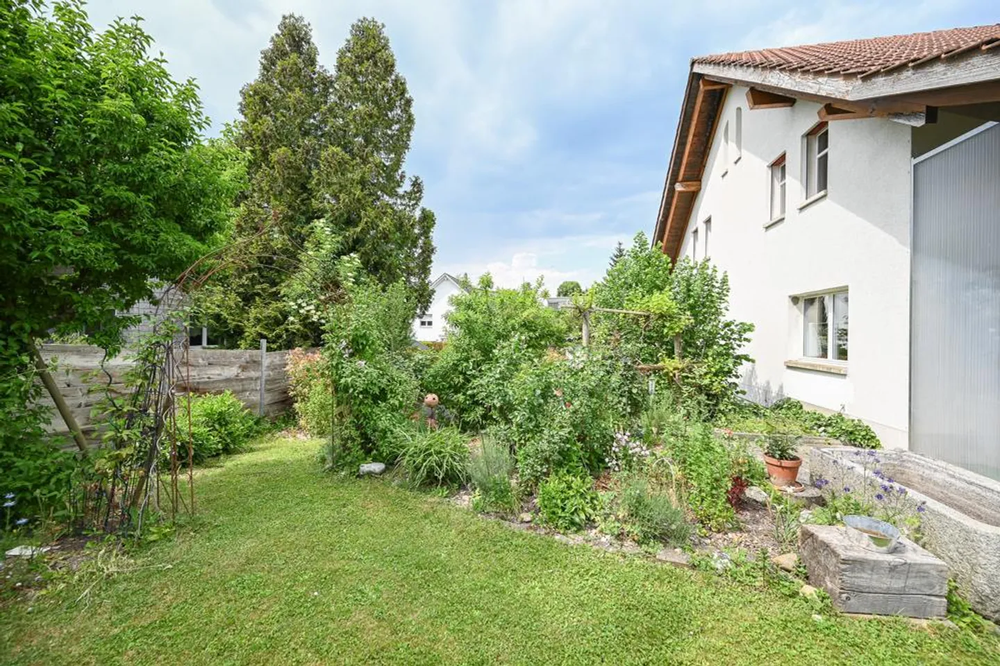 Spacious home with plenty of space and surroundings - Photo 6 of 7