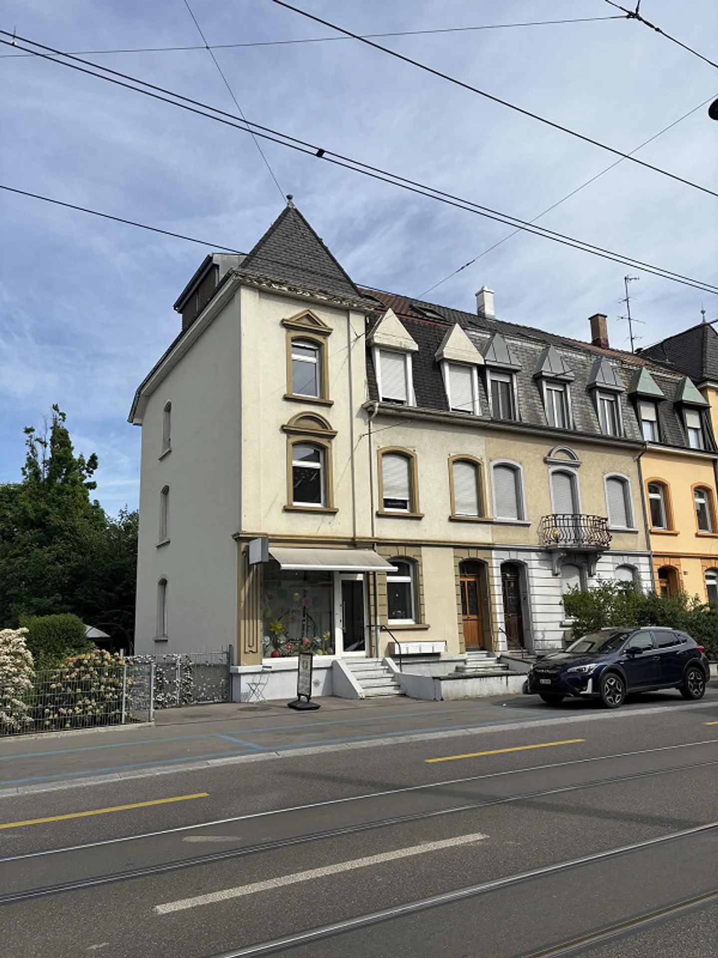 Immeuble multifamilial avec 3 unités résidentielles et 1 unité commerciale - Photo 1 sur 1