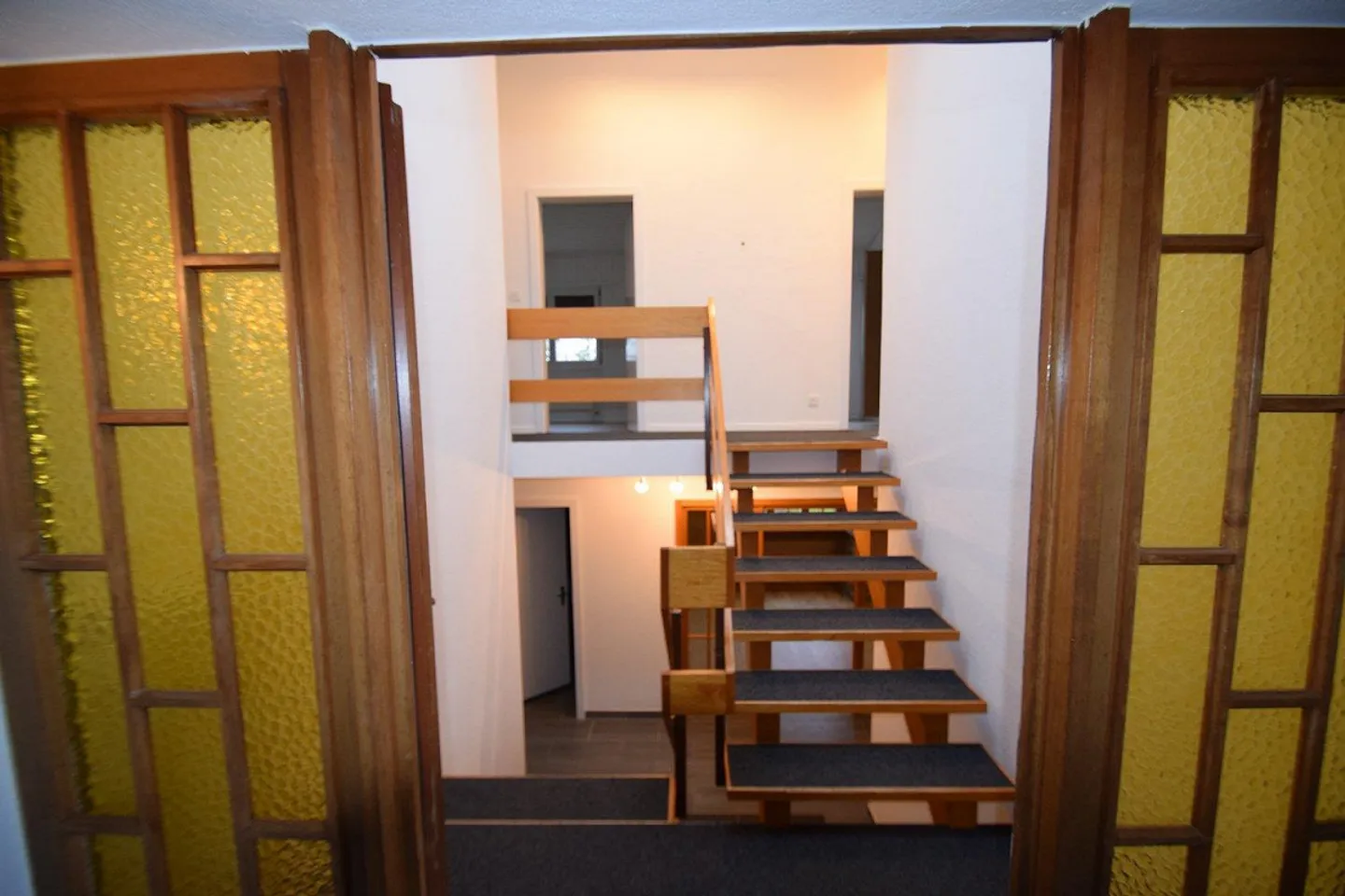 Affascinante casa unifamiliare di 6,5 stanze con giardino e vista sul Jura a Bösingen - Foto 3 di 13