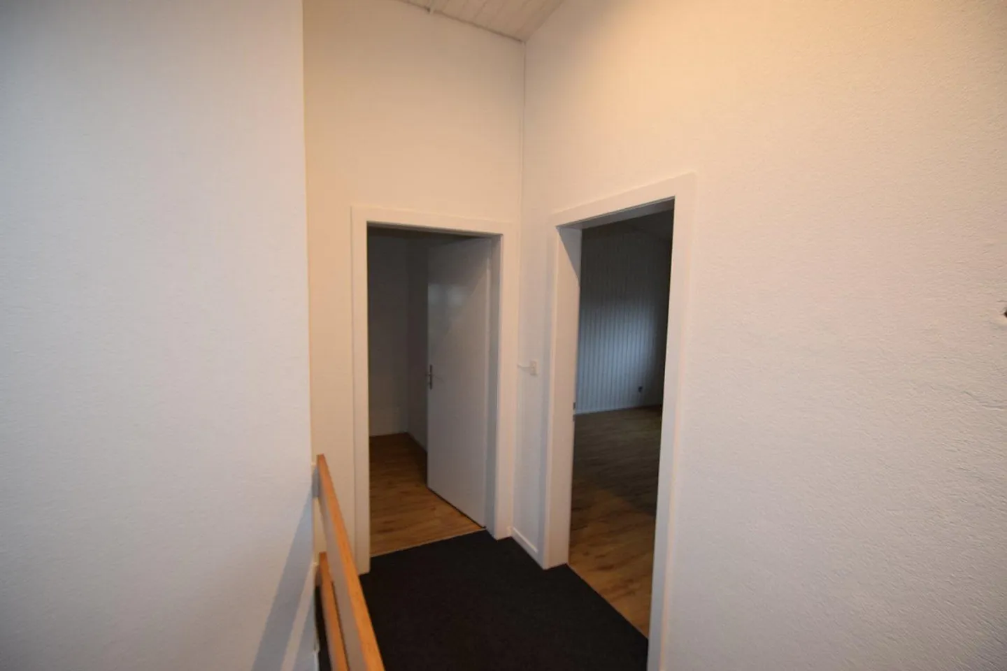 Affascinante casa unifamiliare di 6,5 stanze con giardino e vista sul Jura a Bösingen - Foto 4 di 13