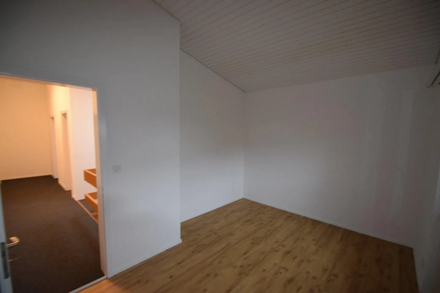 Affascinante casa unifamiliare di 6,5 stanze con giardino e vista sul Jura a Bösingen - Foto 6 di 13