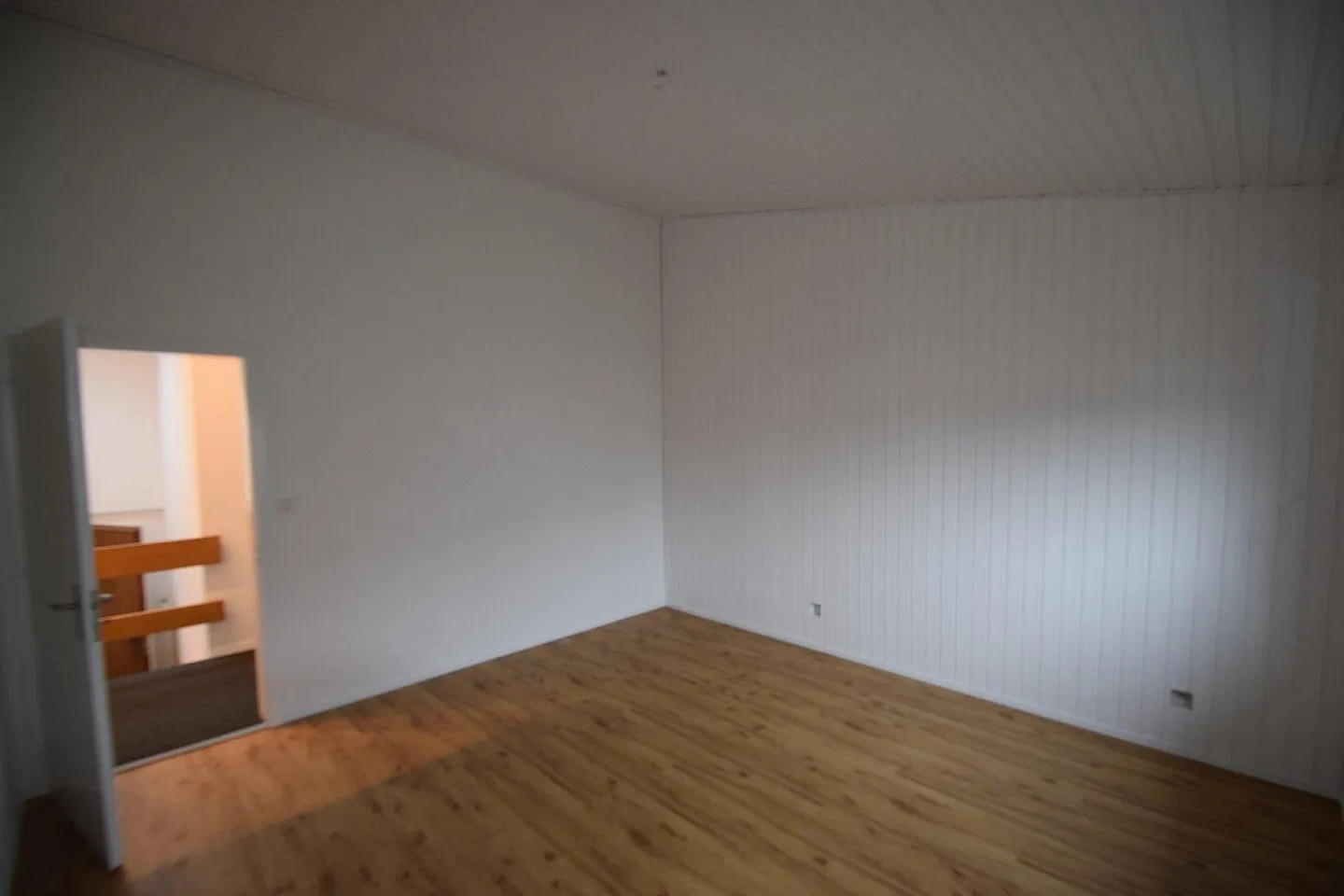 Affascinante casa unifamiliare di 6,5 stanze con giardino e vista sul Jura a Bösingen - Foto 7 di 13